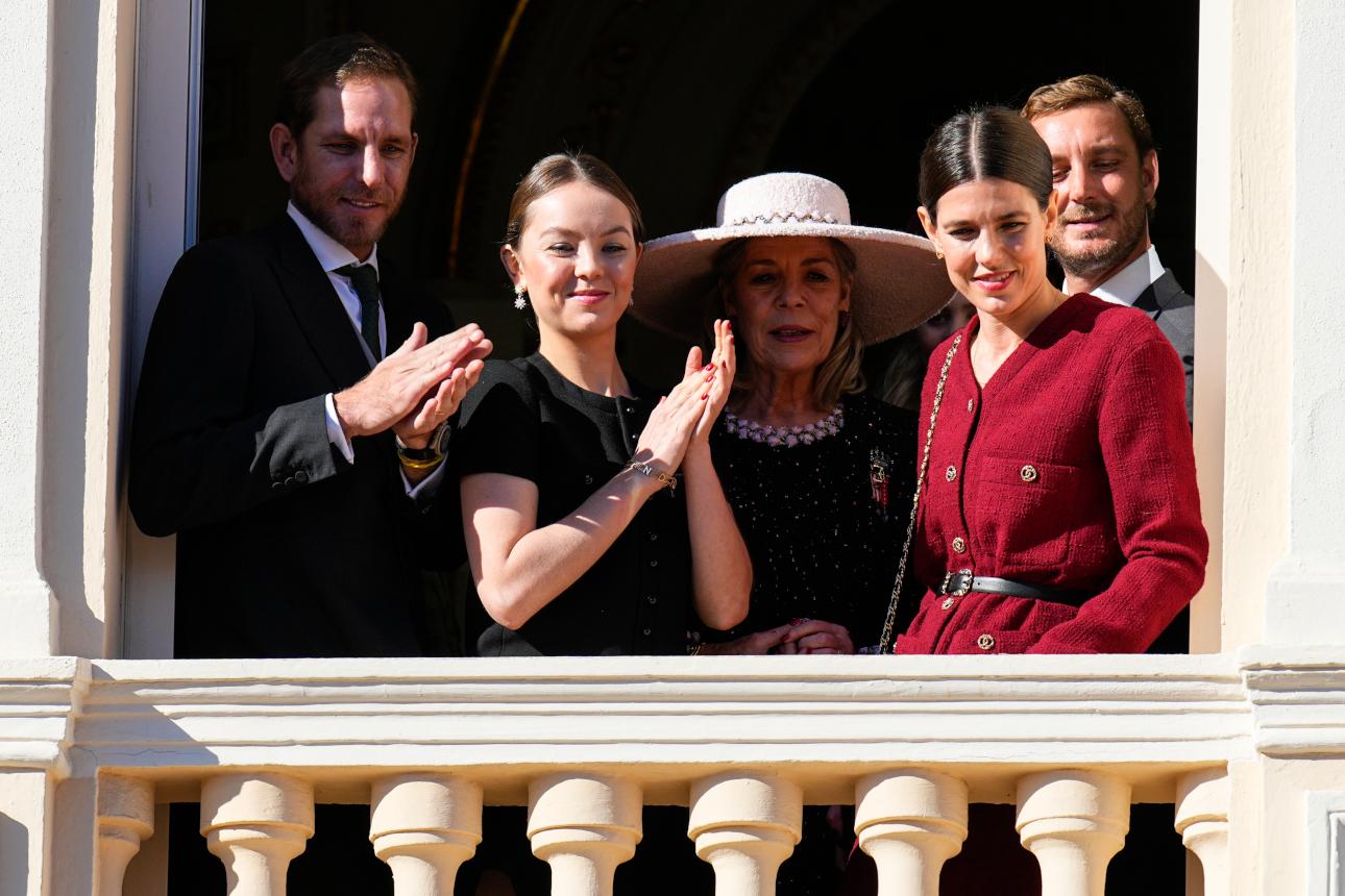 Από αριστερά: Αντρέα Κασιράγκι, πριγκίπισσα Αλεξάνδρα του Αννόβερου, Καρολίνα του Μονακό, Σαρλότ και Πιερ Κασιράγκι (2023)/Φωτογραφία: AP Photo