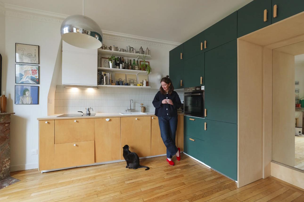 Χρησιμοποιώντας ντουλάπια IKEA Method η Duncan εξοικονόμησε χρήματα από την κατασκευή της κουζίνας, επιτρέποντάς της να επενδύσει σε λεπτομέρειες όπως μια βρύση ζεστού νερού και ένα δοχείο σαπουνιού/ Φωτογραφία: Caroline Duncan 