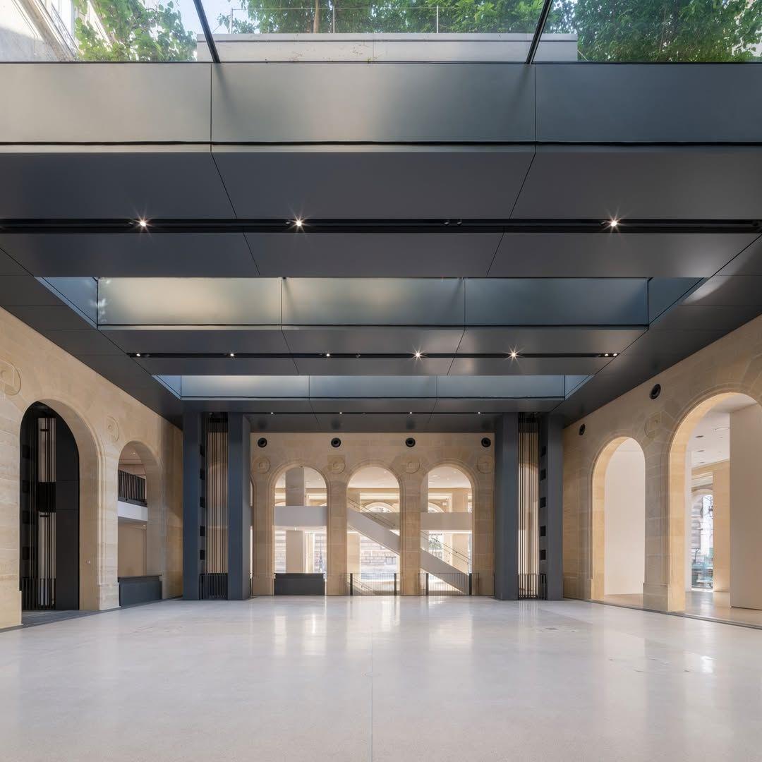 Μία από τις ευρύχωρες αίθουσες του Fondation Cartier, πριν τοποθετηθούν τα εκθέματα/ Φωτογραφία: Instagram/ @fondationcartier 