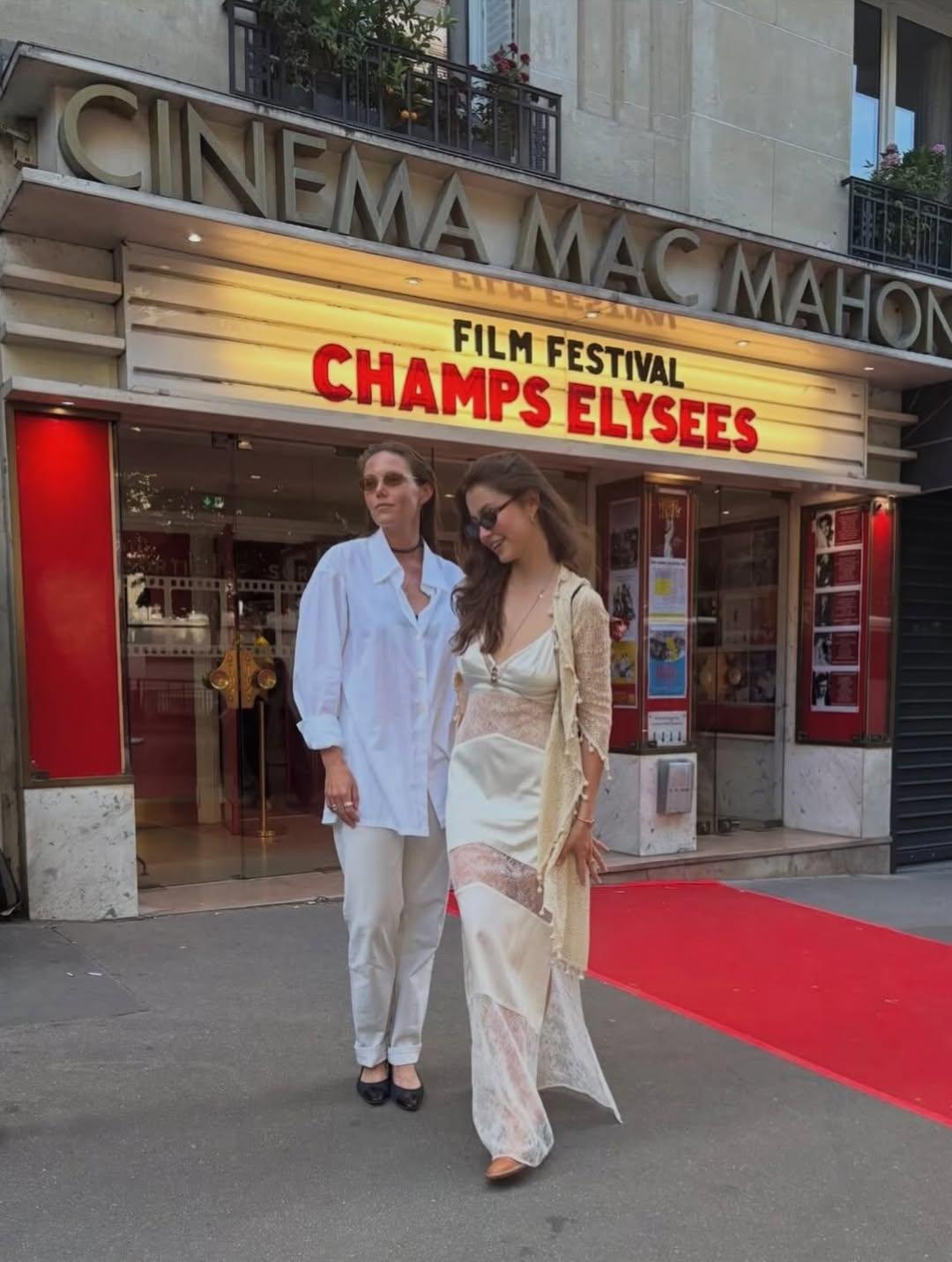 Η Κάρις Ντάγκλας με μια φίλη της/ Φωτογραφία: Instagram/ @carys_douglas