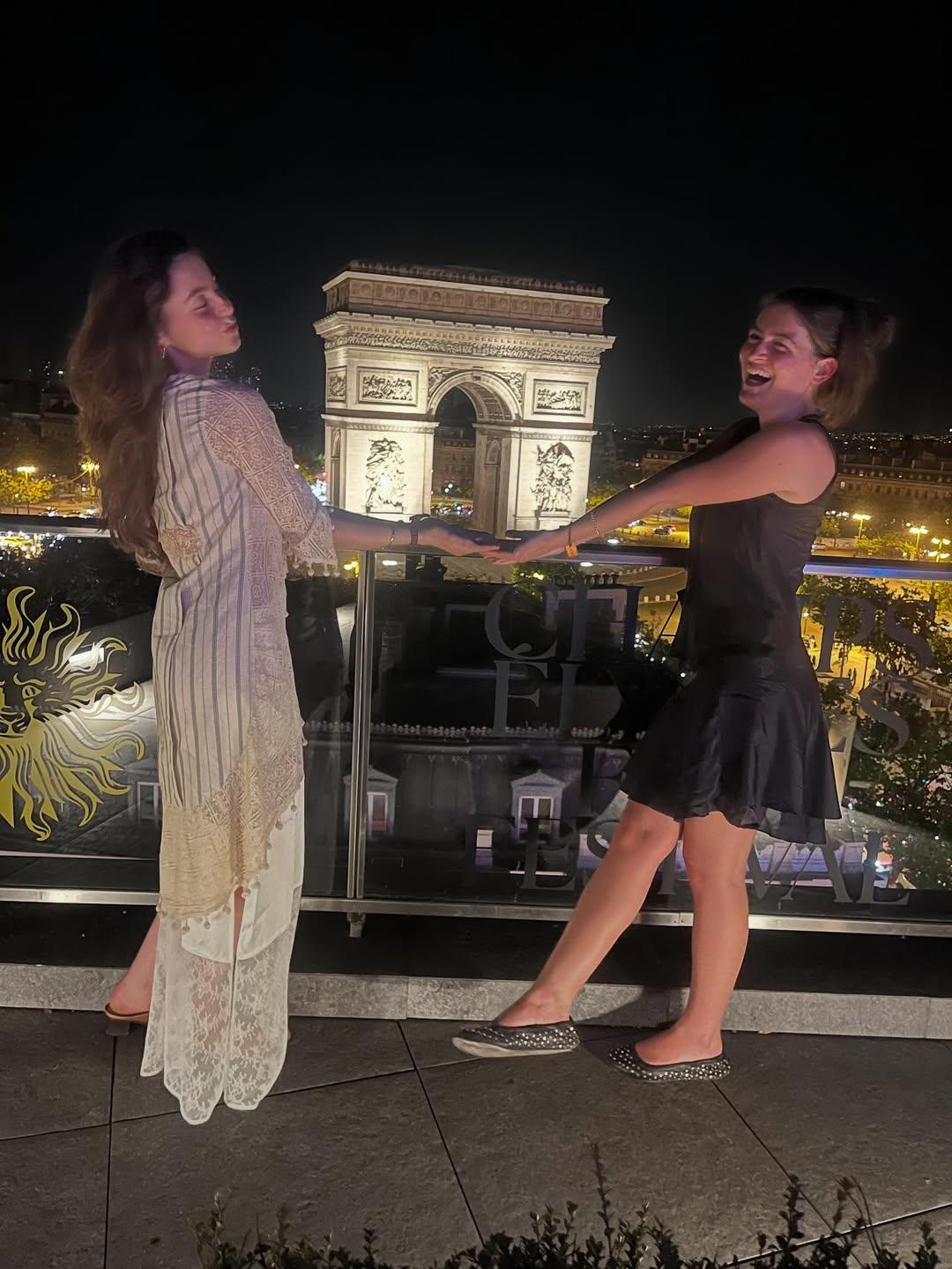 Η Κάρις Ντάγκλας με μια φίλη της/ Φωτογραφία: Instagram/ @carys_douglas