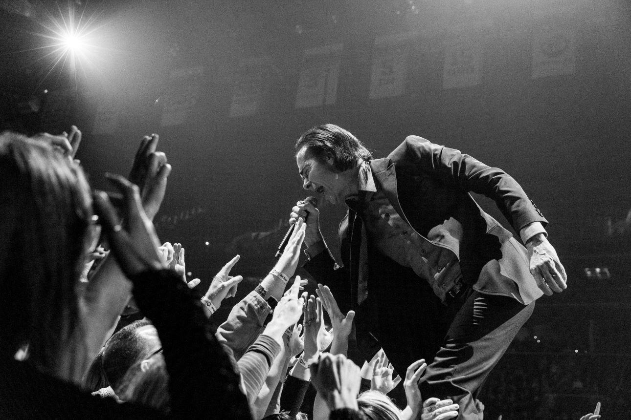 Στο έργο του Nick Cave επανέρχονται σταθερά μοτίβα όπως η πίστη, η βία, η απώλεια, ο έρωτας και η λύτρωση, δημιουργώντας ένα σκοτεινό αλλά βαθιά ανθρώπινο αφήγημα/ Φωτογραφία: Megan Cullen