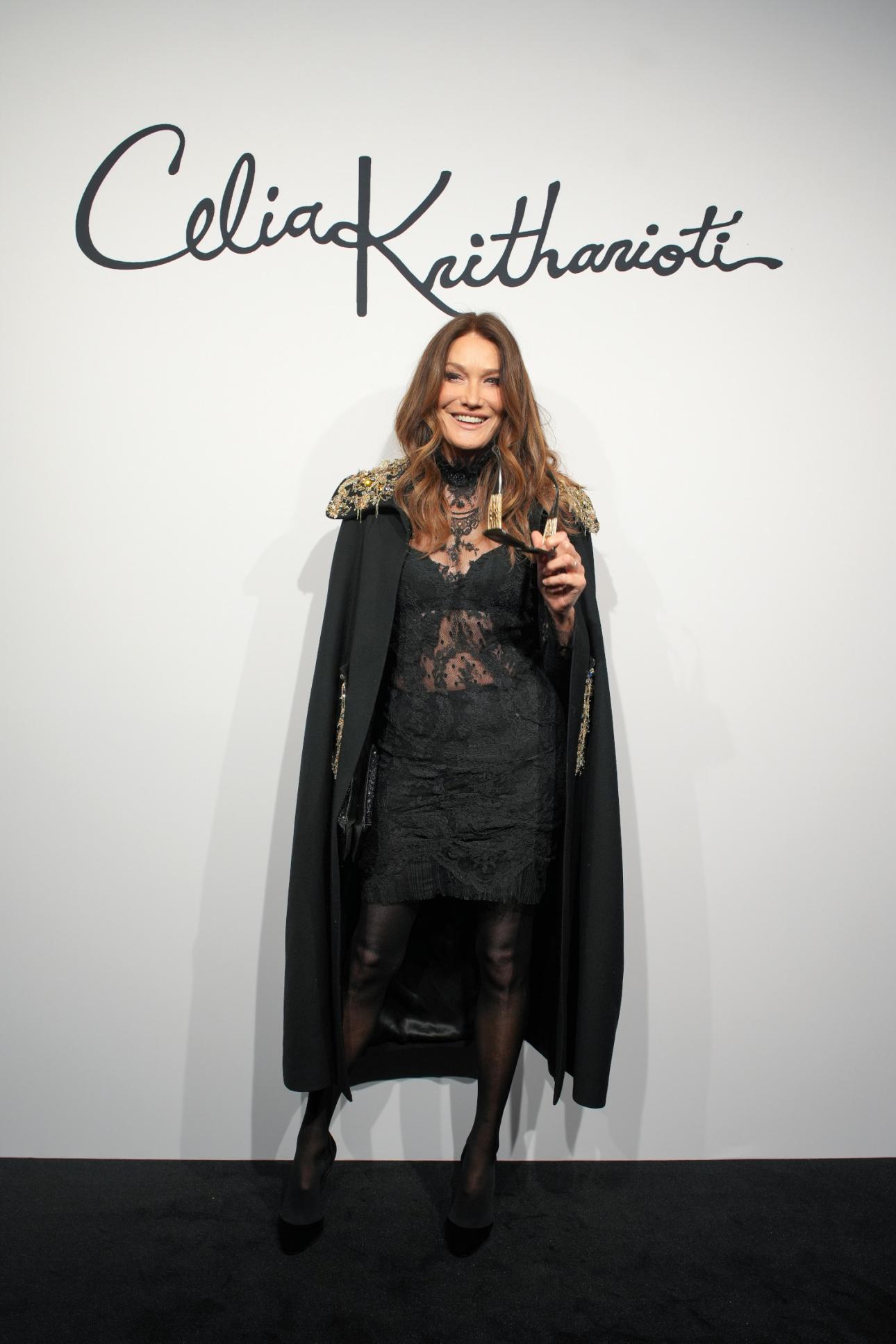  Η Carla Bruni στο show της Σίλιας Κριθαριώτη στο Παρίσι. 