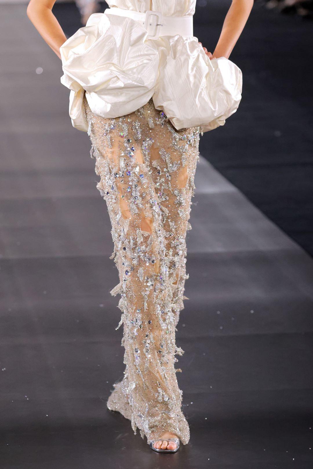 Η πασαρέλα παρουσίασε σιλουέτες που αναδεικνύουν τη γυναίκα ως πρωταγωνίστρια.