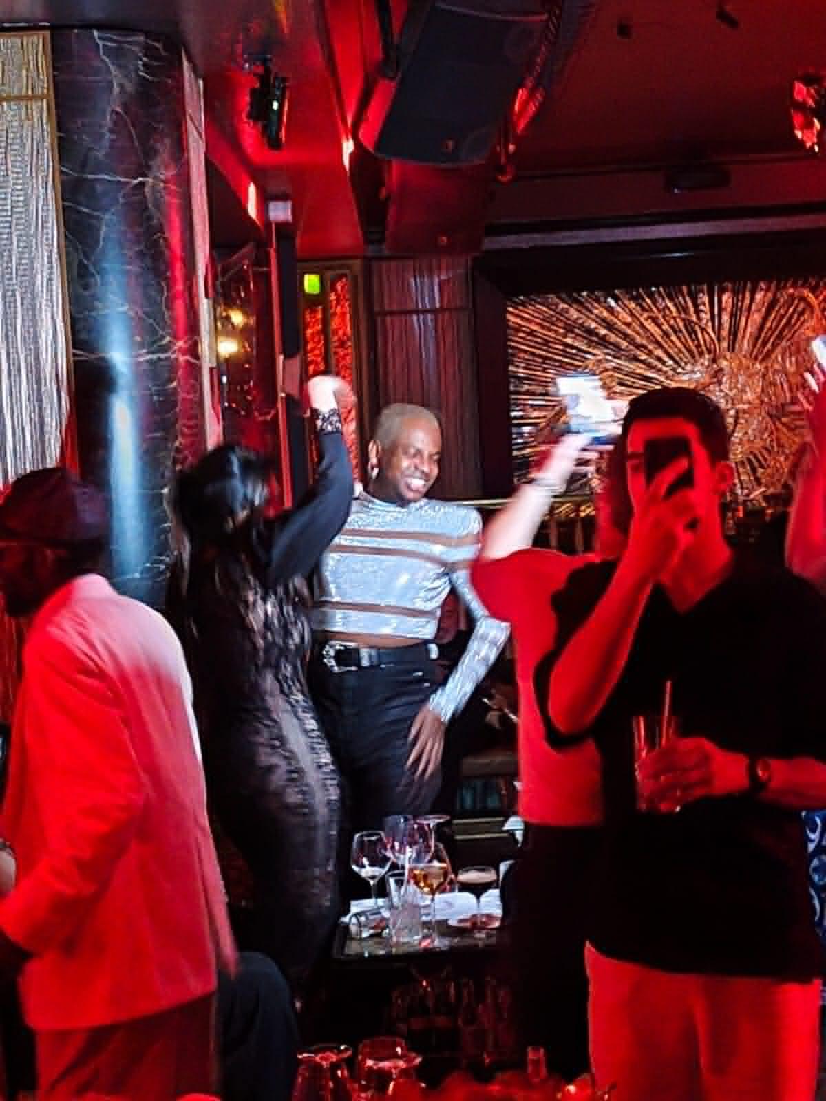  Η Σίλια Κριθαριώτη και ο Fancy James σε στιγμιότυπο από το πάρτι στο Παρίσι. 