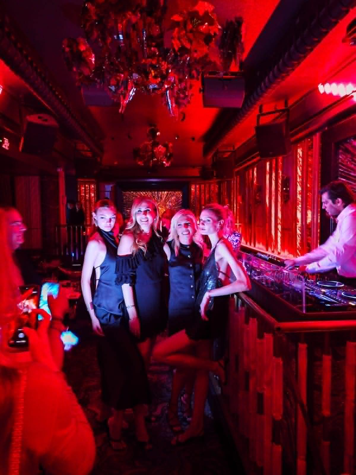  Στιγμιότυπο από το couture after party της Σίλιας Κριθαριώτη στο L'Aventure του Παρισιού. 