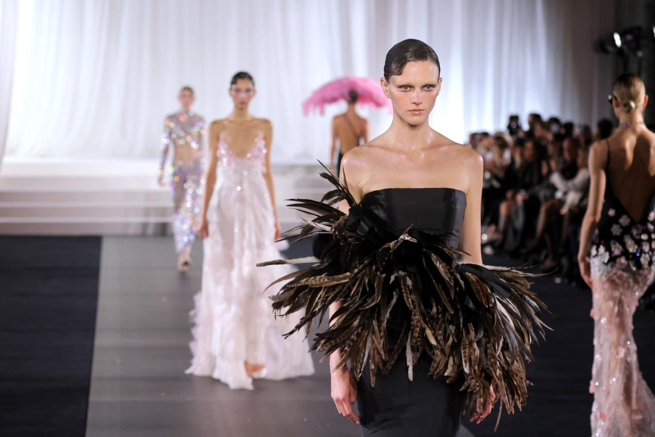  Couture savoir-faire σε πρώτο πλάνο. 