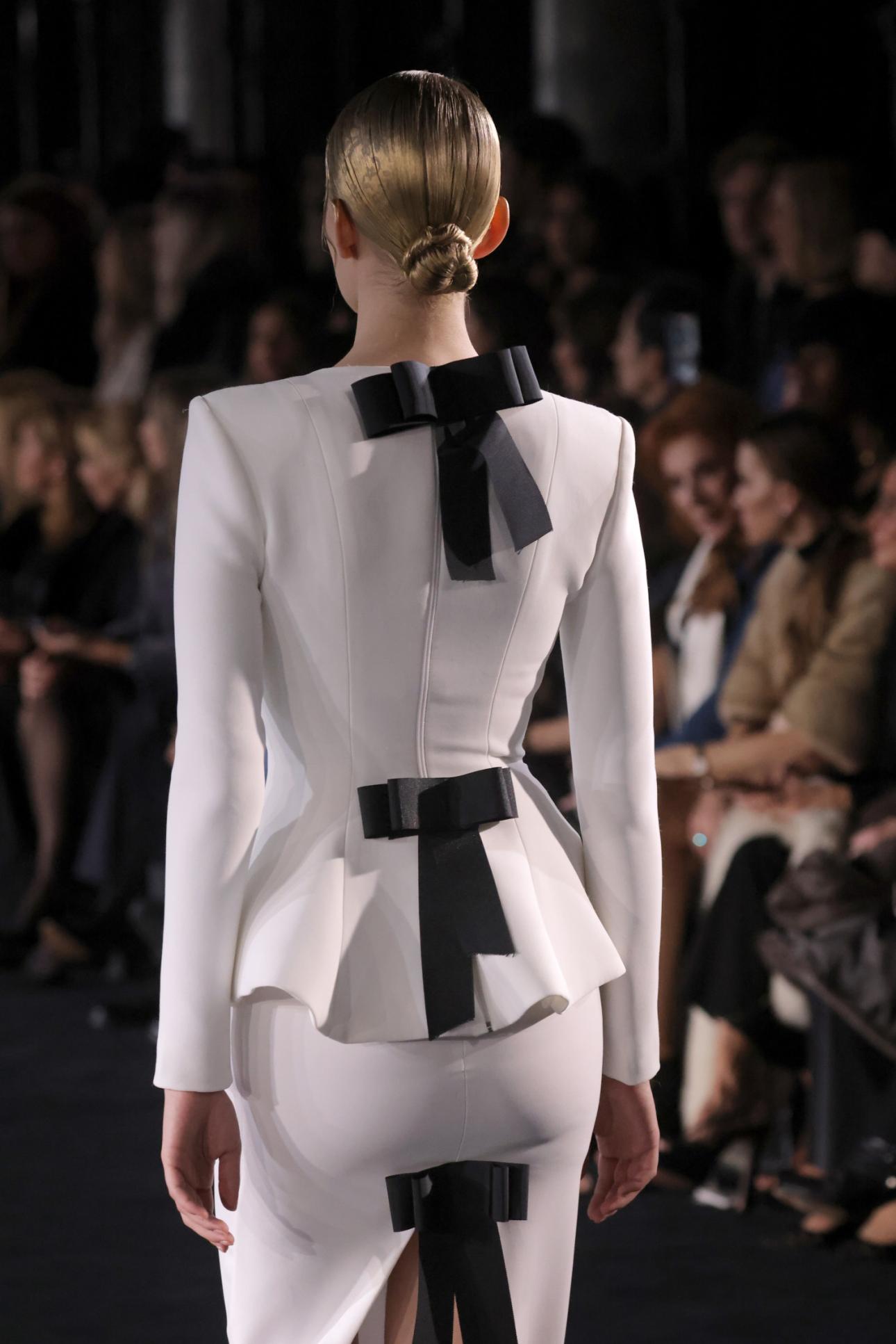  Μια couture σιλουέτα που μοιάζει με σκηνή ταινίας. 