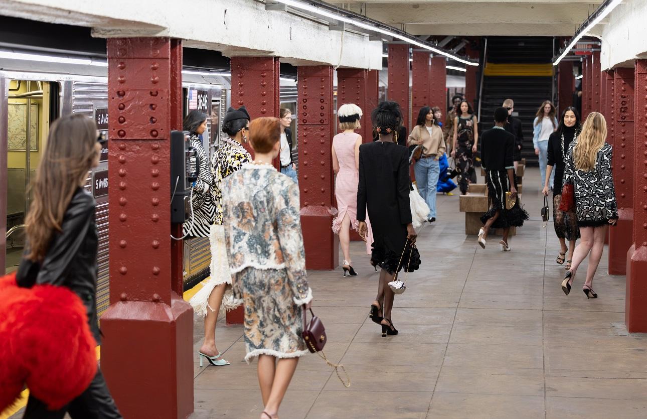 Η συλλογή Métiers d’Art 2026 παρουσιάζει μια νέα γενιά «γυναικών Chanel»/ AP Images