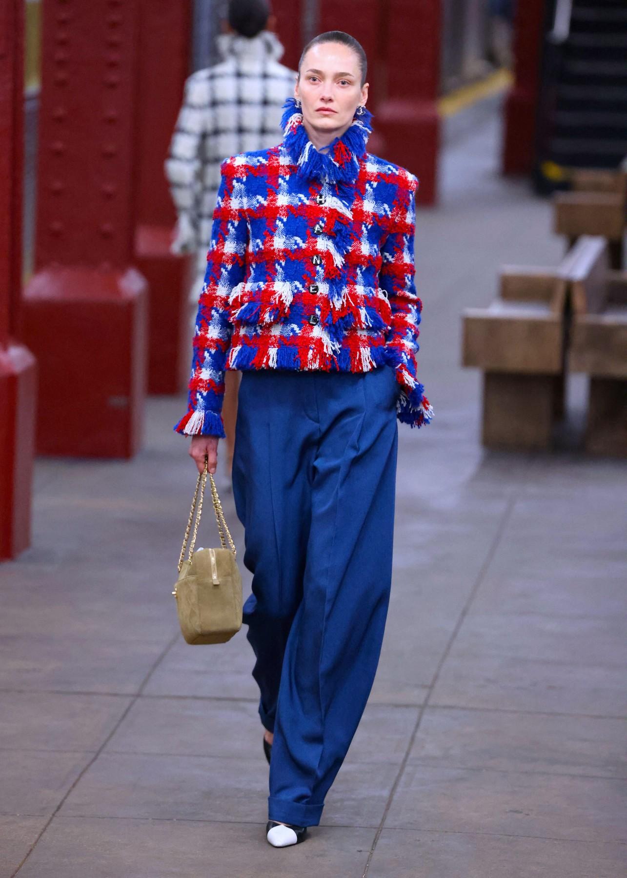 Τα tweed καρό της Chanel ντύνονται με έντονα χρώματα/ Profimedia