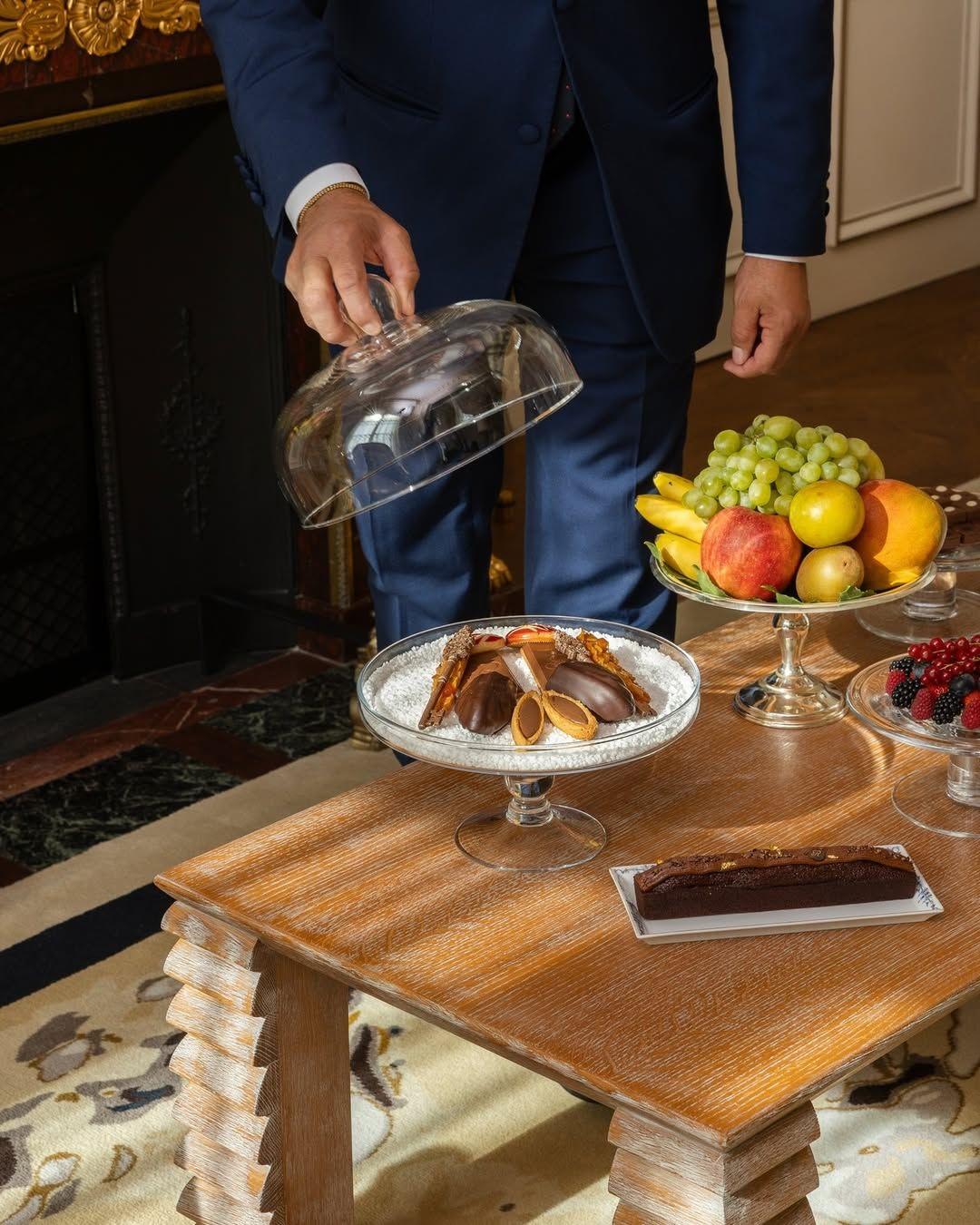 Room service στη σουίτα Coco Chanel/ Φωτογραφία: Instagram/ @ritzparis