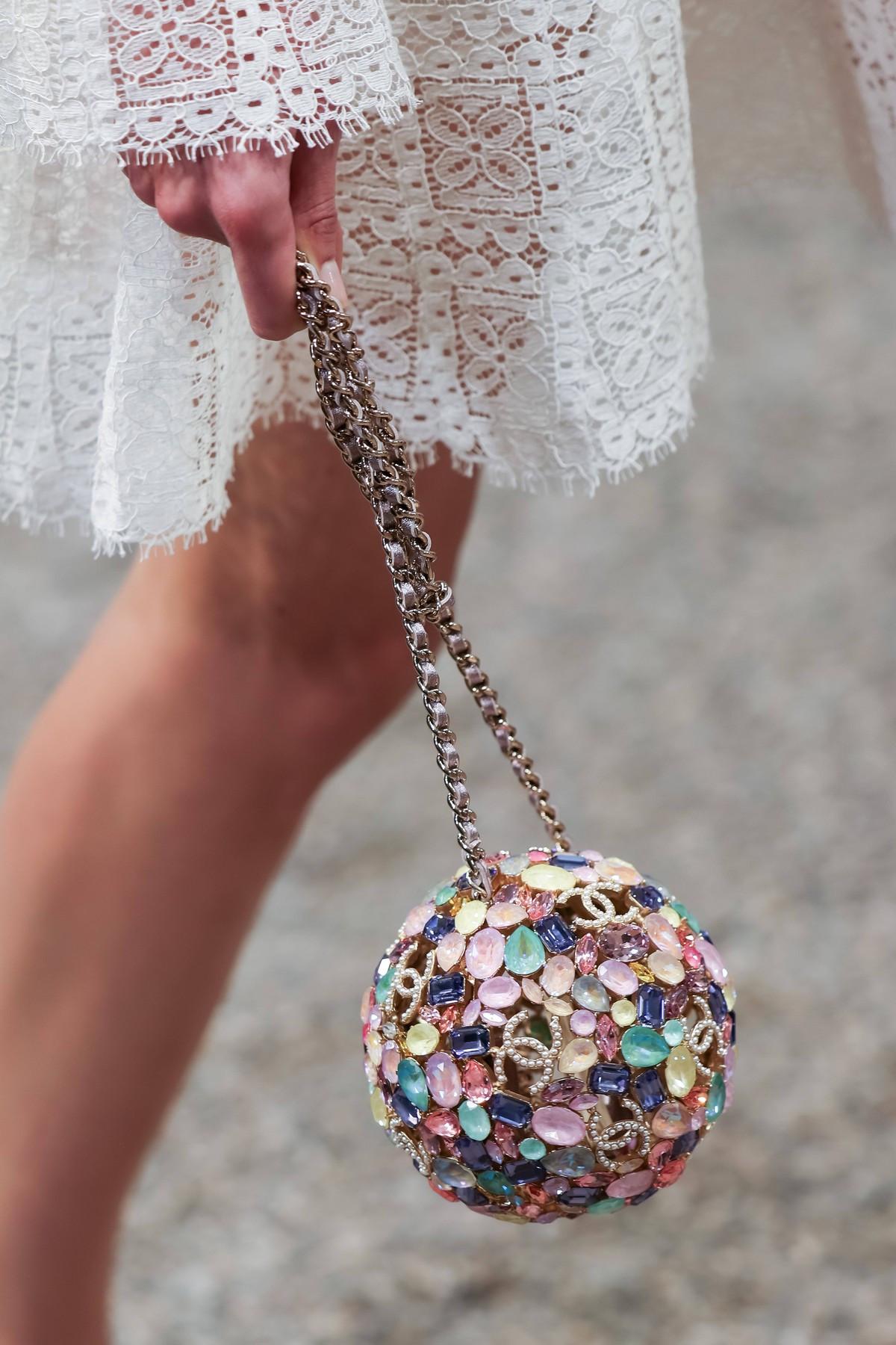  Η Chanel μας υπενθυμίζει πως μια τσάντα μπορεί να είναι όχι μόνο αξεσουάρ, αλλά και έργο τέχνης.
