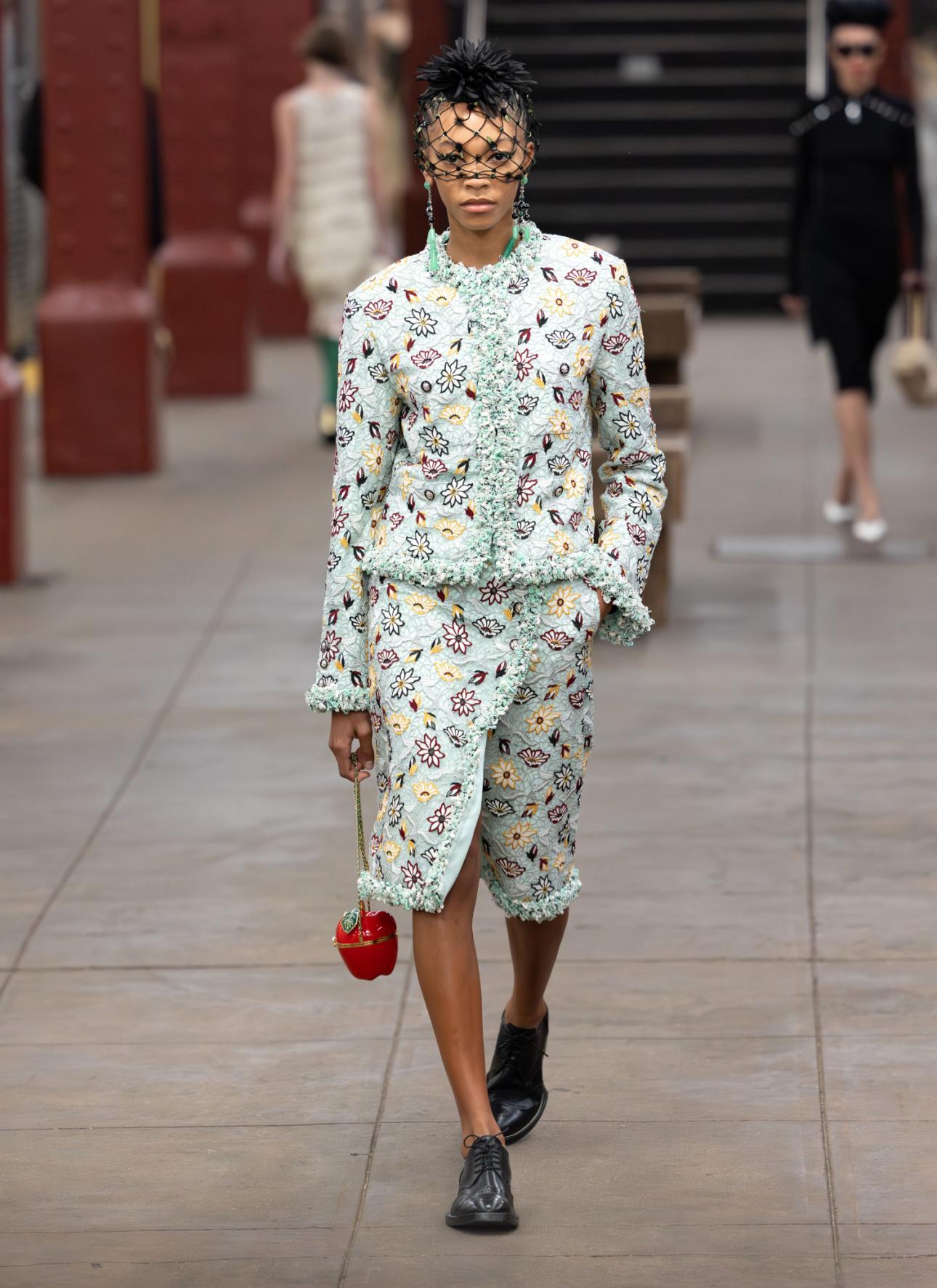 Μοντέλο κρατά τσάντα σε σχήμα μήλου/ AP Images