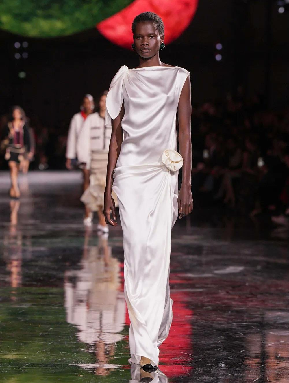 Το μεταξωτό Chanel φόρεμα στο show/ Φωτογραφία: Instagram/ @chanelofficial