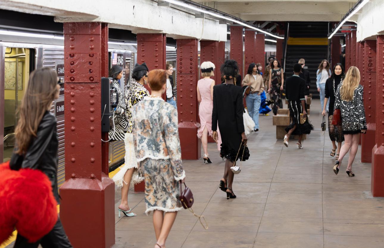  Σαν σκηνή από φιλμ noir, αλλά φιλτραρισμένη μέσα από την αισθητική Chanel. 