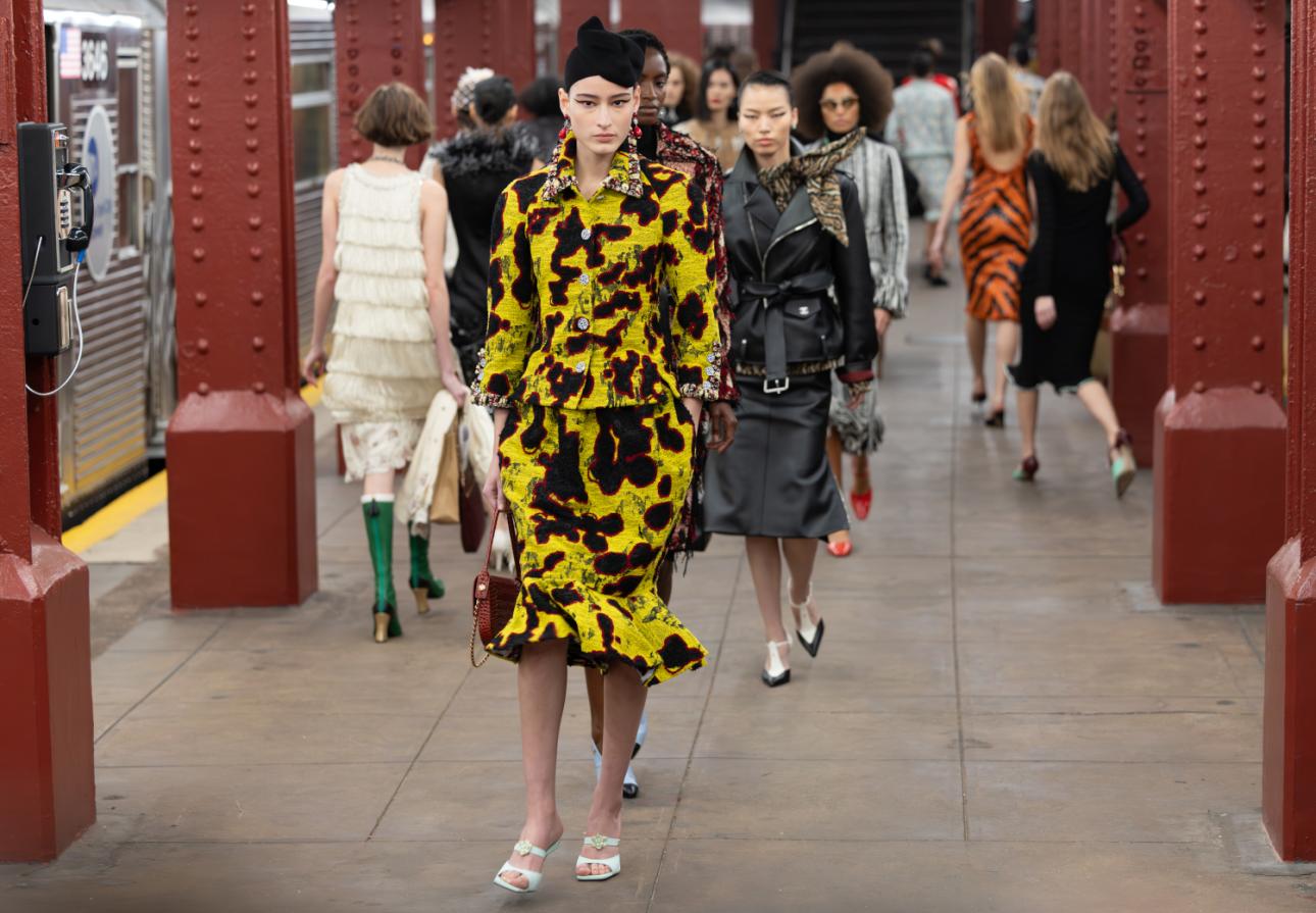 Η πόλη ως σκηνή και η Chanel στο επίκεντρο. 