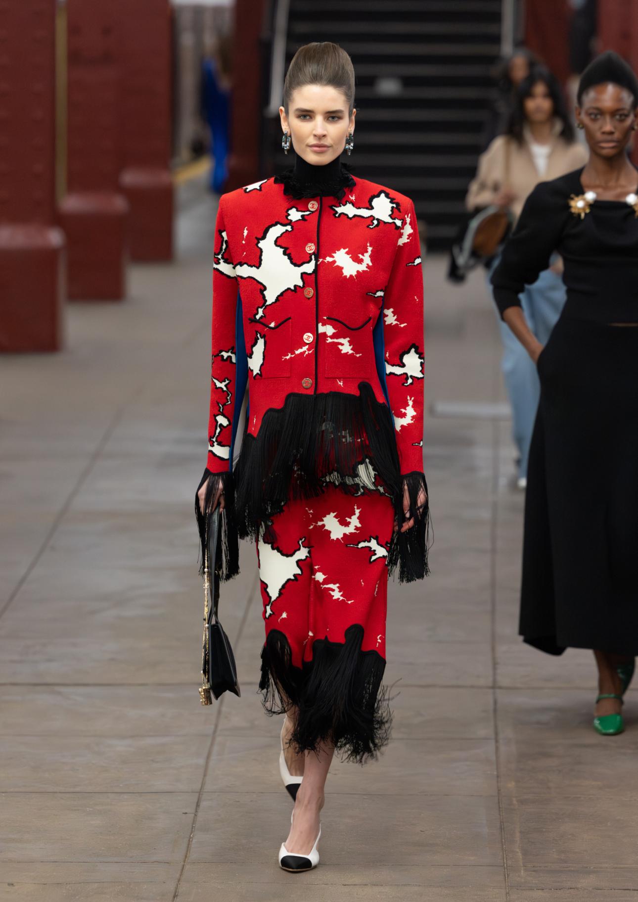  Όταν η haute couture κατεβαίνει στο υπόγειο της πόλης, γεννιέται κάτι πραγματικά νέο. 