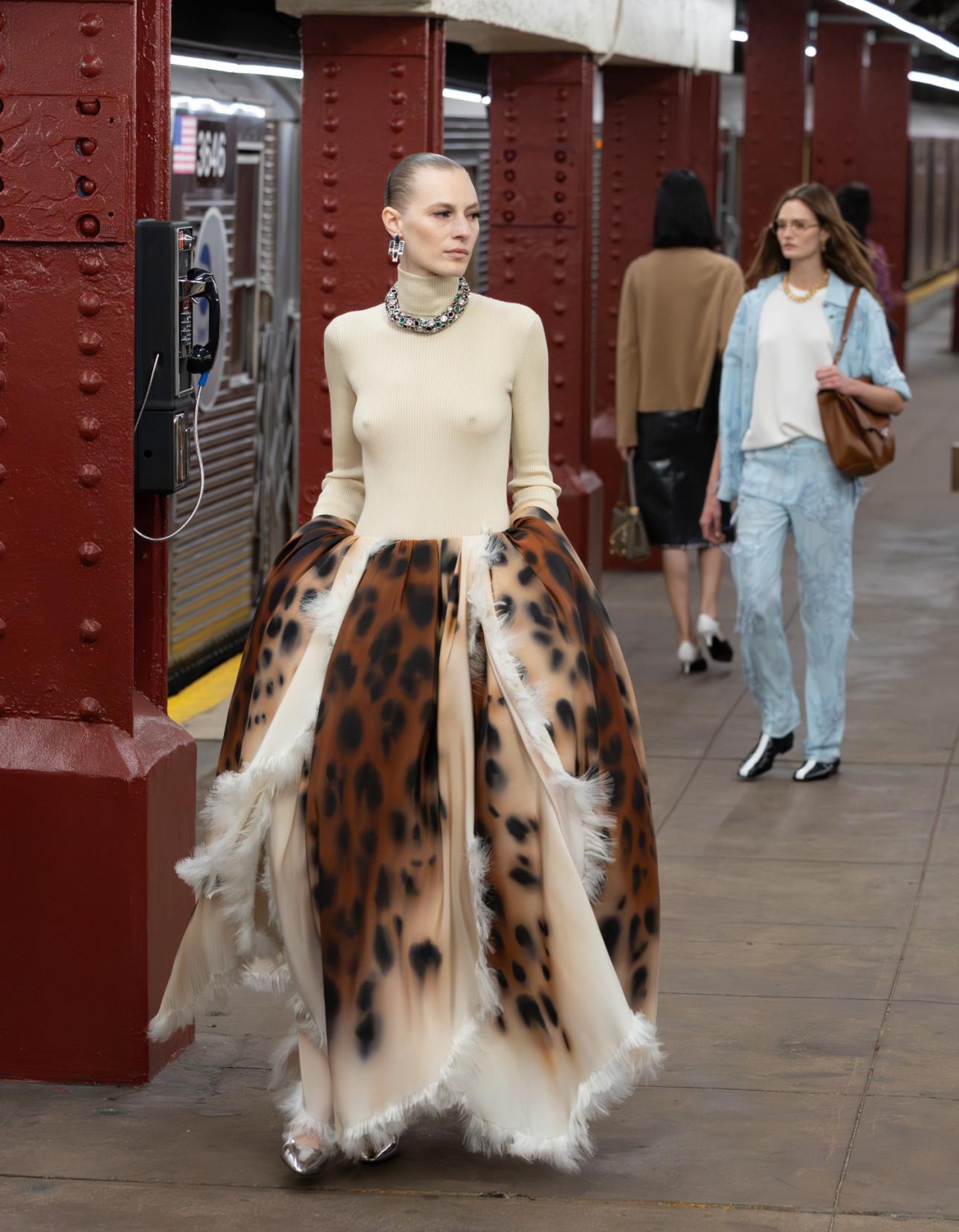 Η Chanel συναντά την ατμόσφαιρα του σήμερα. 