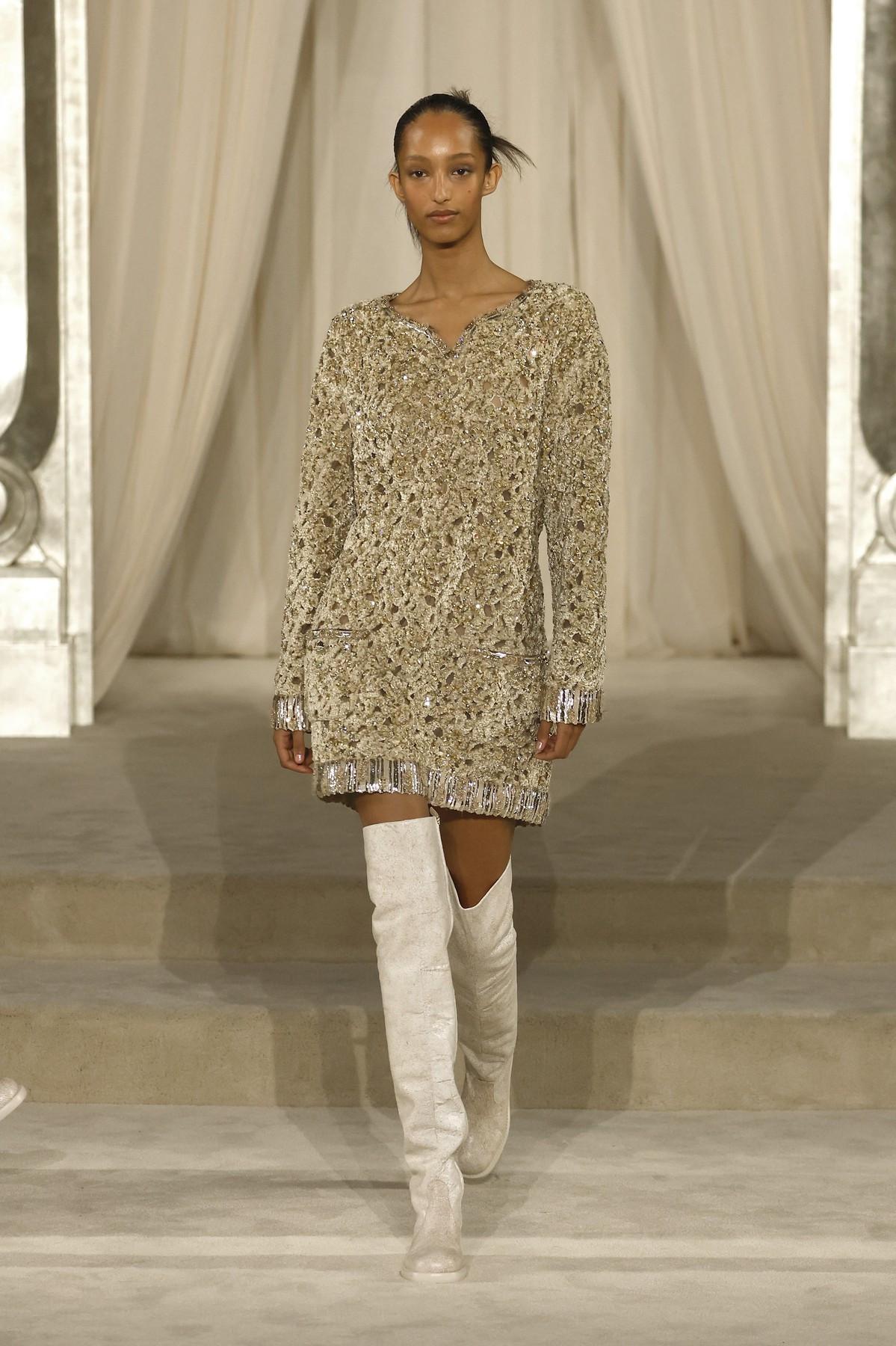  Ένα look που συνδυάζει διαχρονικότητα με σύγχρονη γραμμή.