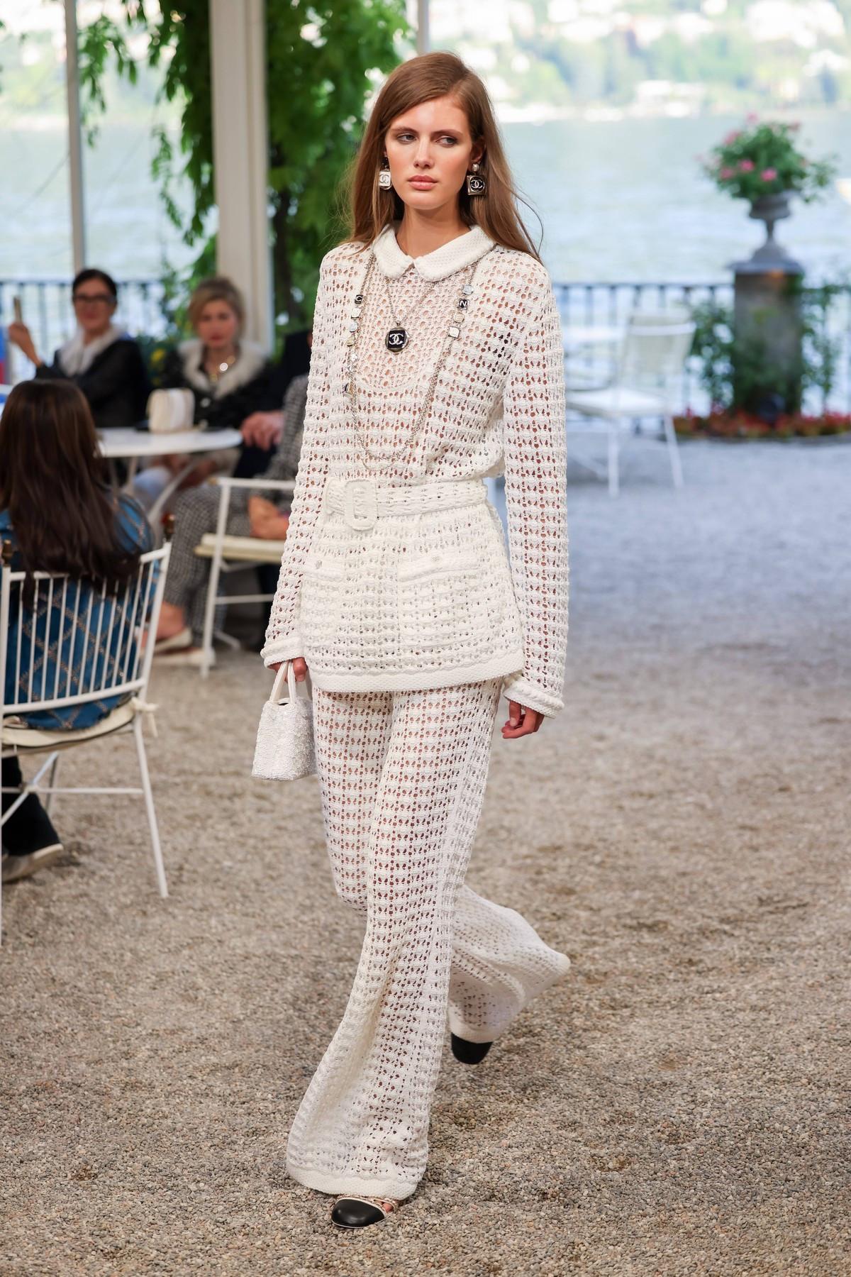  Η Chanel Cruise 2025/26 αναδεικνύει την αίσθηση της ελευθερίας και της πολυτέλειας σε κάθε σιλουέτα.