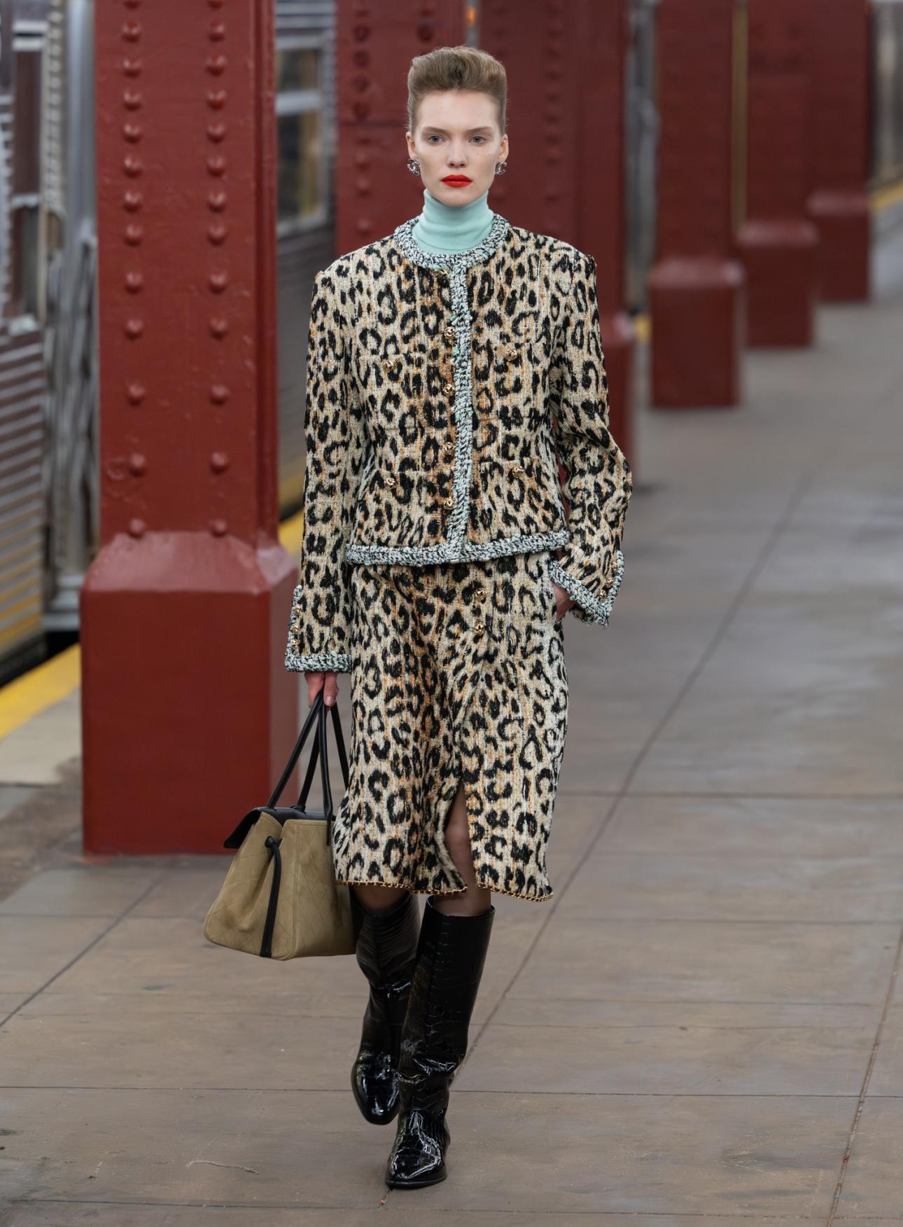  Όταν ο δρόμος συναντά την haute couture, γεννιέται μια νέα Chanel σιλουέτα. 