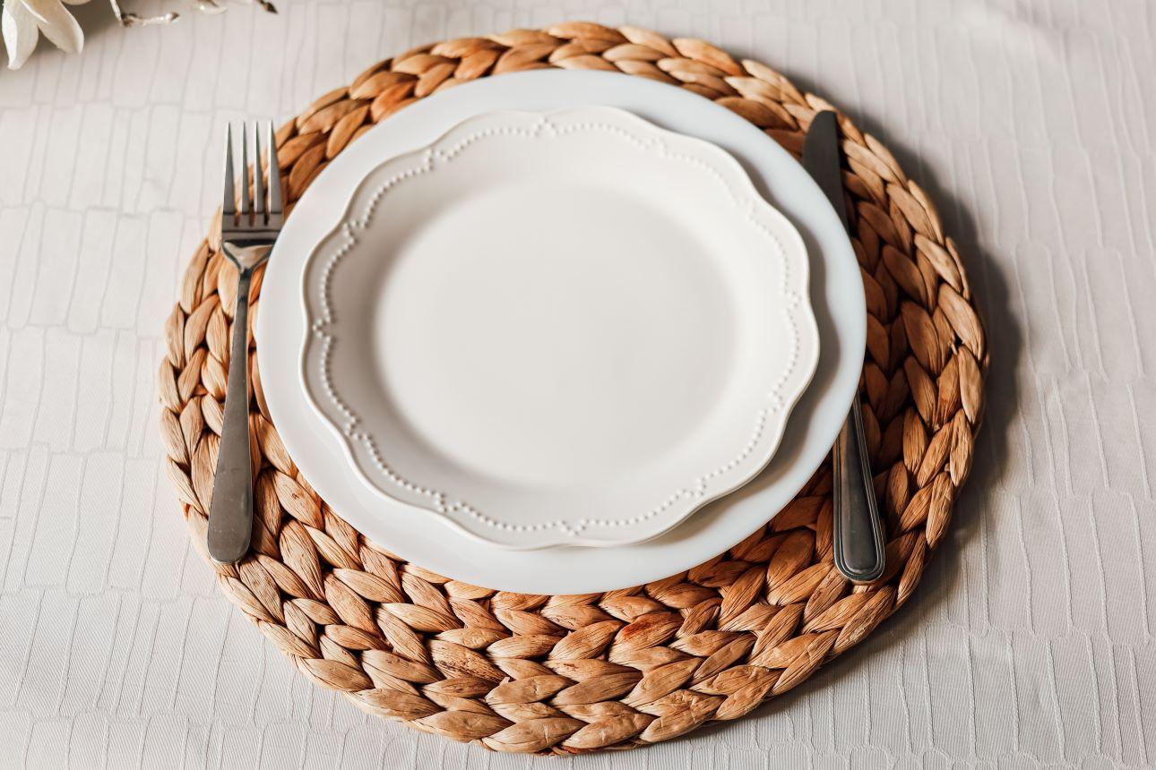 Διακοσμητική πιατέλα σερβιρίσματος αντί για τραπεζομάντηλο/ Φωτογραφία: Shutterstock