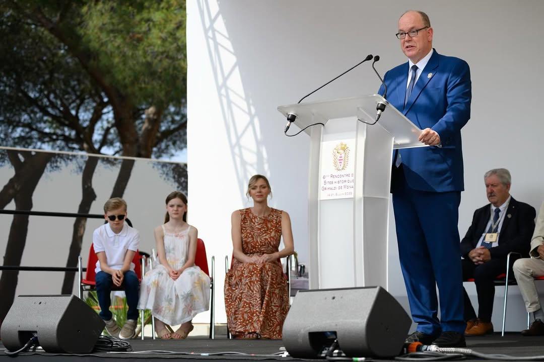 Η πριγκίπισσα Σαρλίν σε εμφάνιση με τον πρίγκιπα Αλβέρτο και τα δύο τους παιδιά/ Φωτογραφία: Instagram/ @palaisprincierdemonaco