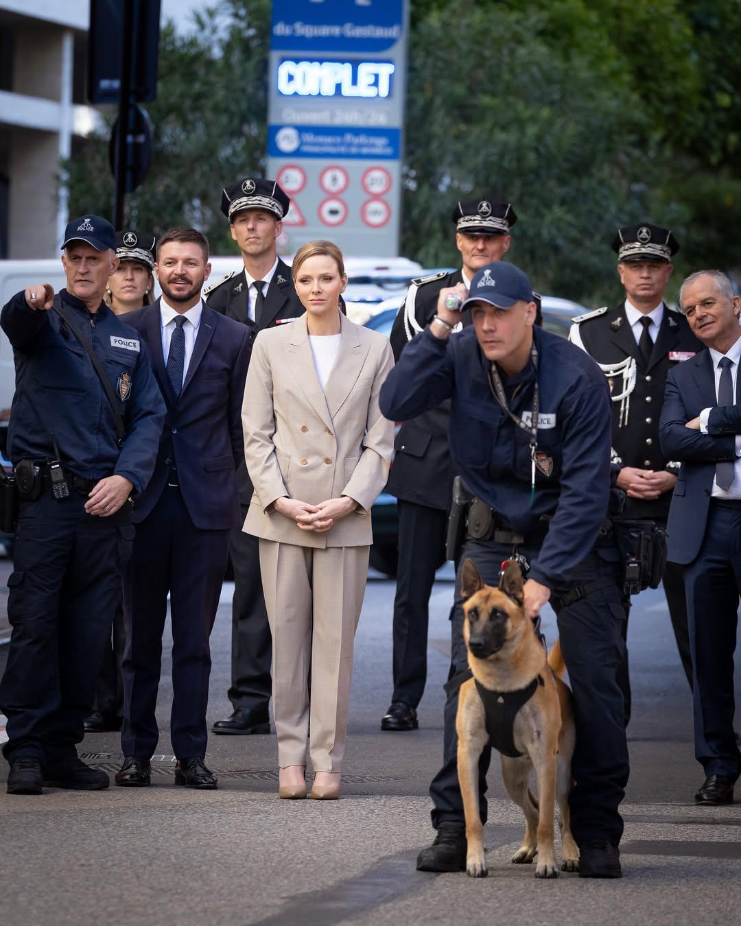 Το κοστούμι θεωρείται η «στολή» των γαλαζοαίματων γυναικών/ Φωτογραφία: Instagram/ @Palaisprincierdemonaco