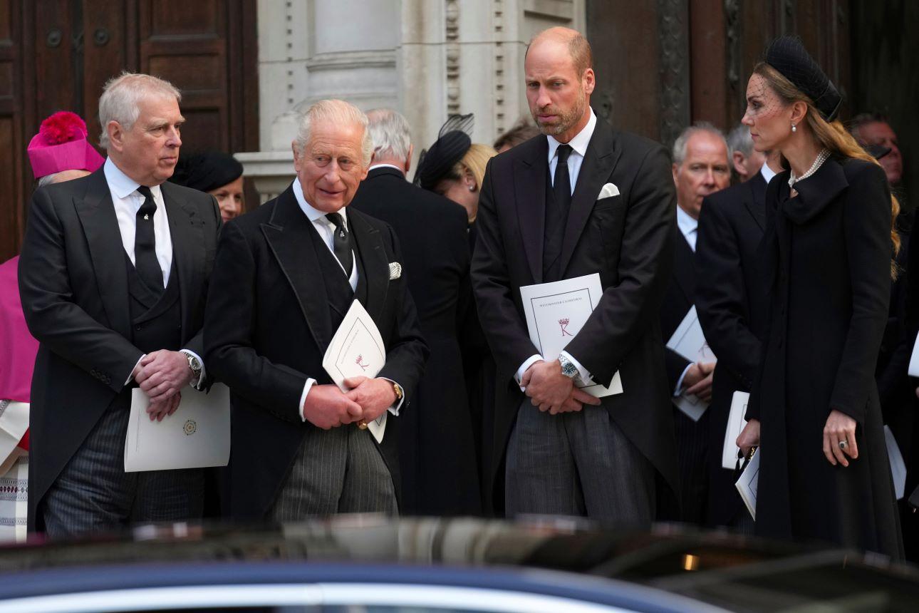 Ο πρίγκιπας Άντριου, ο βασιλιάς Κάρολος, ο πρίγκιπας Ουίλιαμ και η Κέιτ Μίντλετον τον περασμένο Σεπτέμβριο/ Φωτογραφία: AP