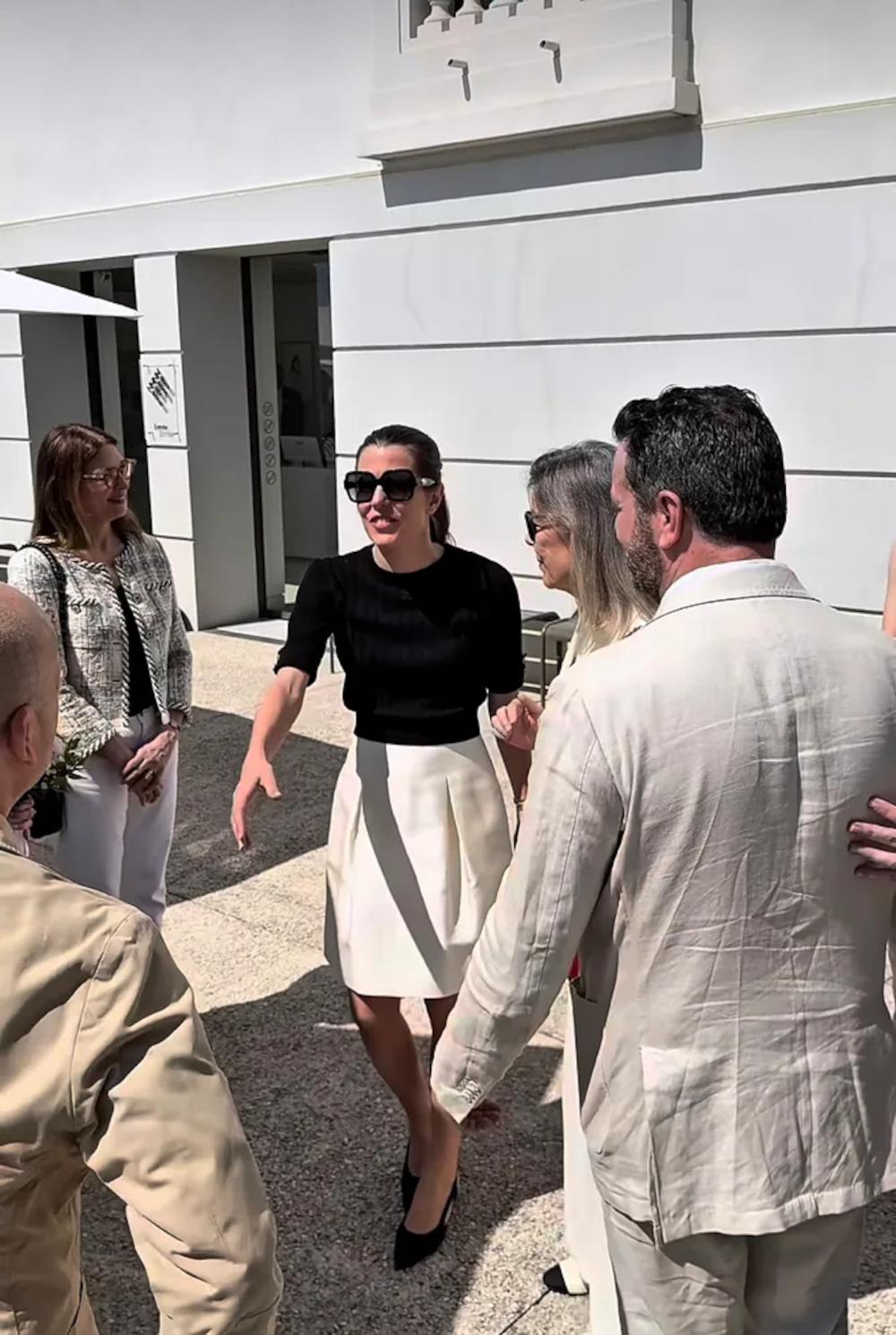 Η Σαρλότ Κασιράγκι με τον κομψό συνδυασμό μαύρου και λευκού/ Φωτογραφία: Instagram/ @palaisprincierdemonaco 