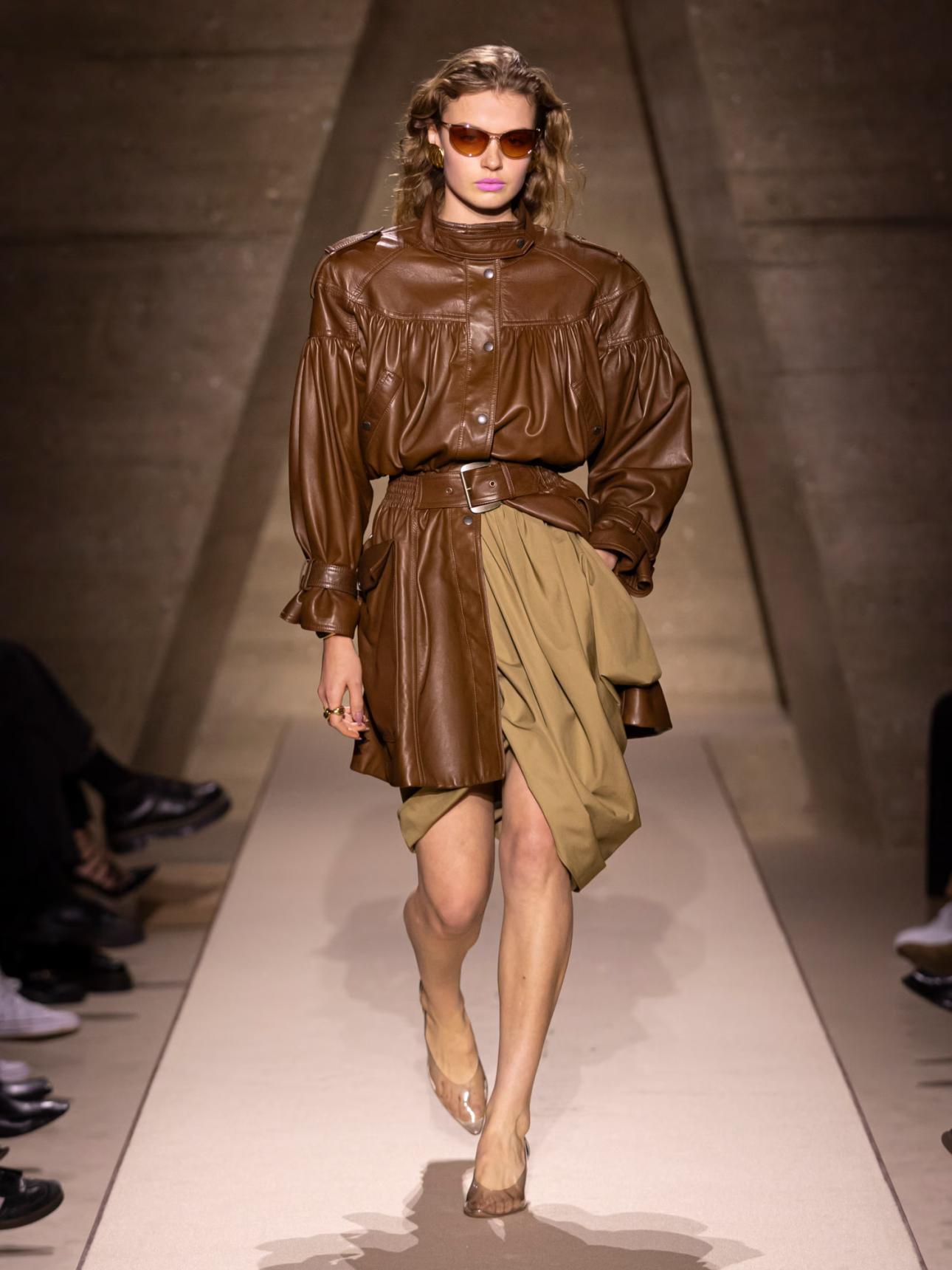 Καφέ δερμάτινο μπουφάν από τον οίκο Chloé/Φωτογραφία: Chloé  