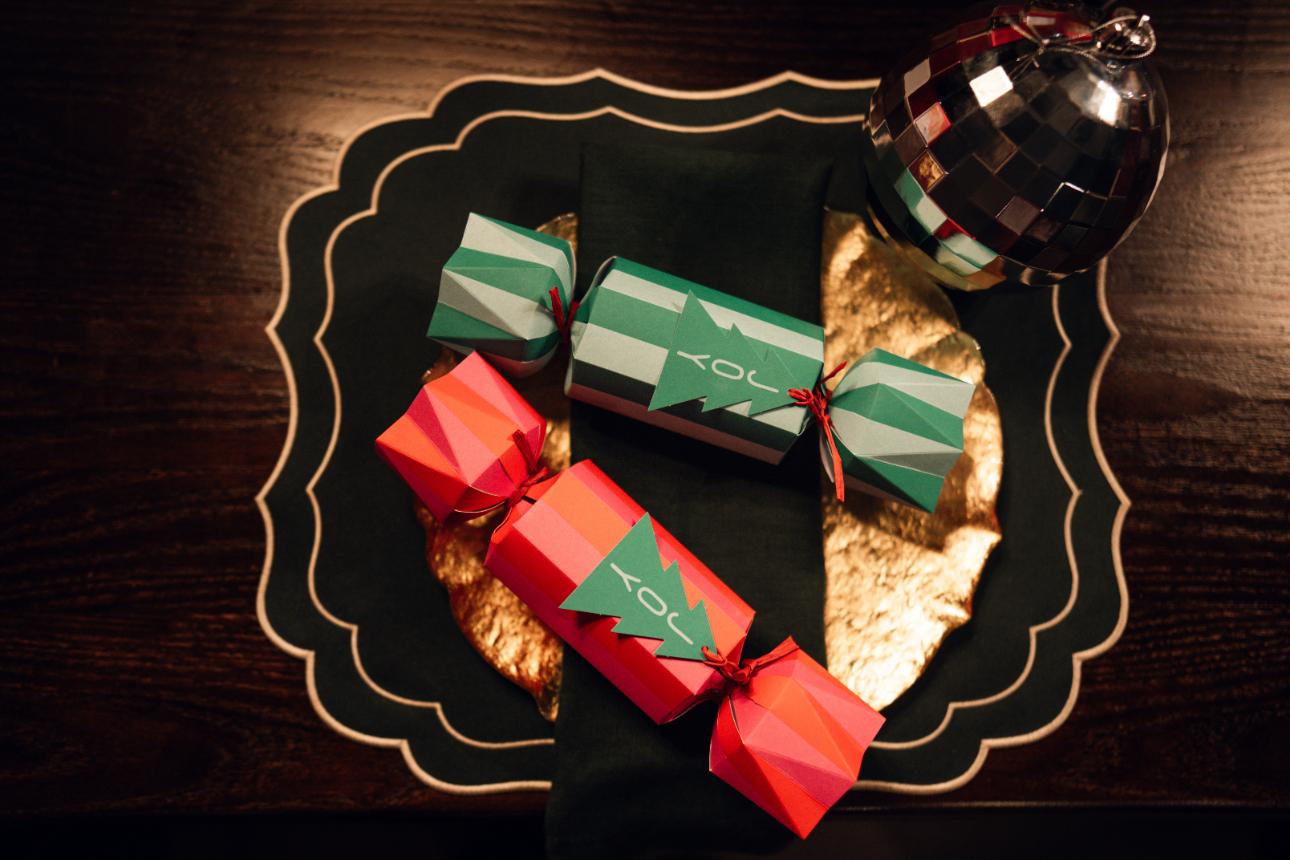 Τα Christmas crackers από τη συλλογή των Marks &amp; Spencer είναι ό,τι πρέπει για λίγη επιπλέον λάμψη στο τραπέζι σας 