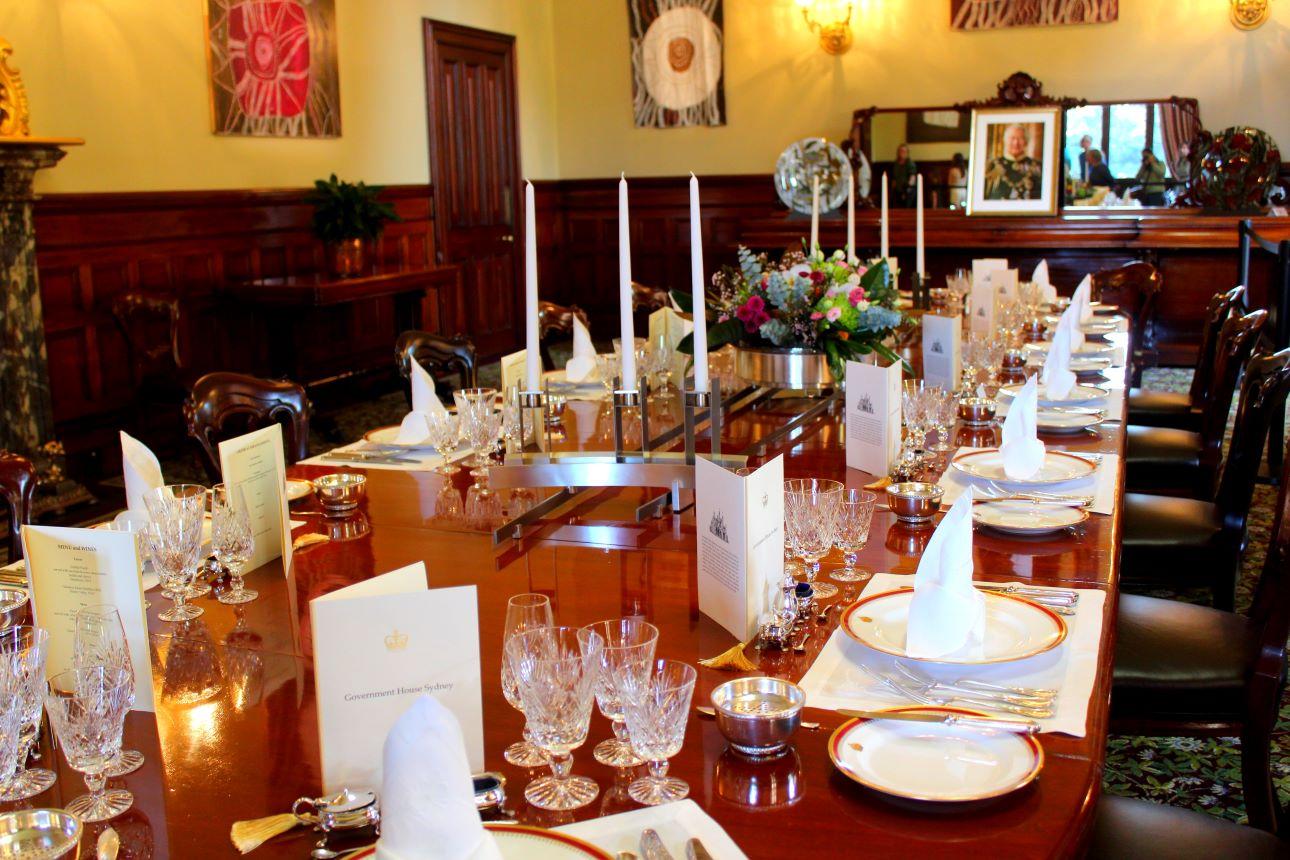 Η διαφοροποίηση του ύψους έχει σημασία στο γιορτινό τραπέζι/ Φωτογραφία: Shutterstock