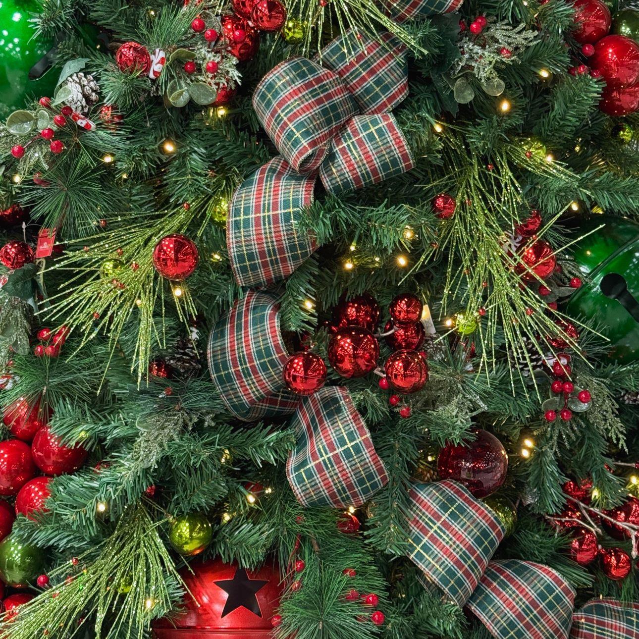 Οι καρό κορδέλες στο χριστουγεννιάτικο δέντρο και στο σπίτι είναι χαρακτηριστικές της τάσης/ Φωτογραφία: Shutterstock