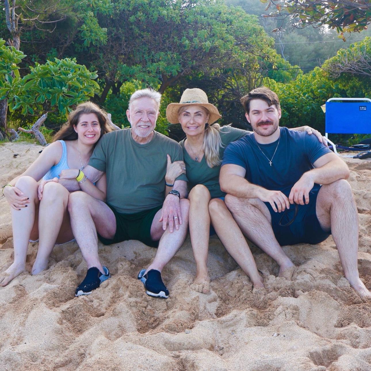  O Τσακ Νόρις με τη Τζίνα Ο' Κέλι και δίδυμα παιδιά τους/Φωτογραφία:@chucknorris 