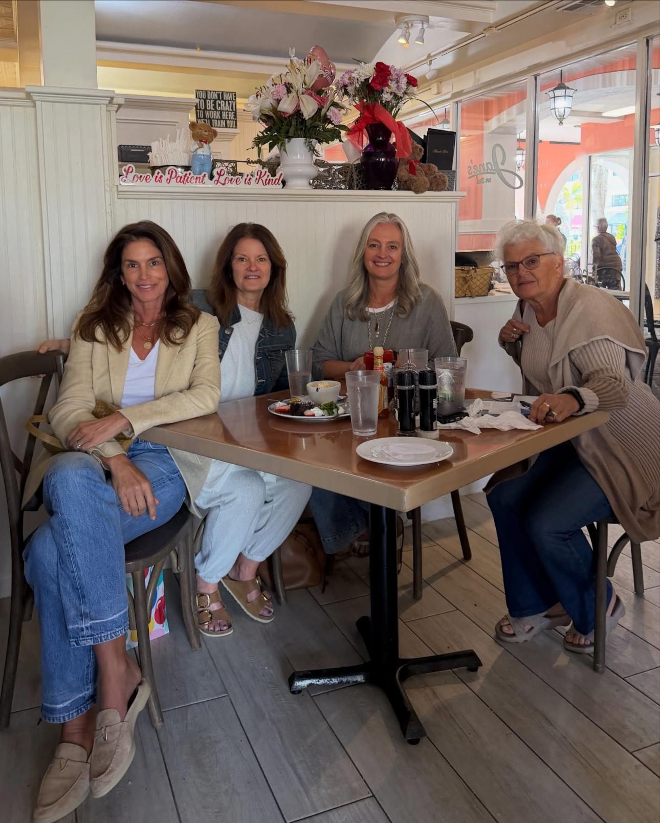 Η Σίντι Κρόφορντ με τις αδερφές και την μητέρα τους/Φωτογραφία/Instagram @cindycrawford 