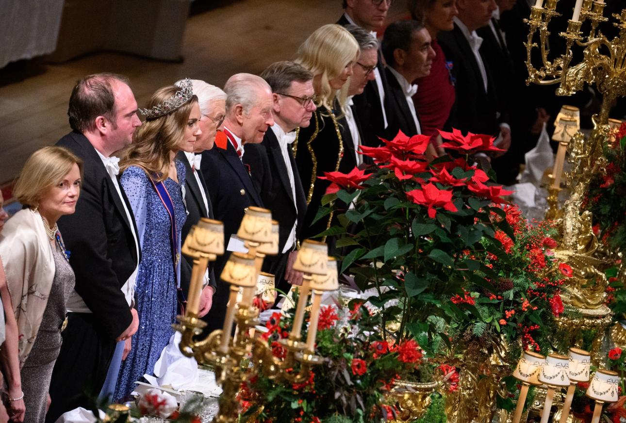  Η Πριγκίπισσα Κέιτ, ο βασιλιάς Κάρολος, ο Φρανκ-Βάλτερ Σταϊνμάιερ, η Κλοντία Σίφερ και ο Κιρ Στάρμερ κατά τη διάρκεια του εθνικού ύμνου στο κρατικό δείπνο στο Κάστρο του Γουίνδσορ.