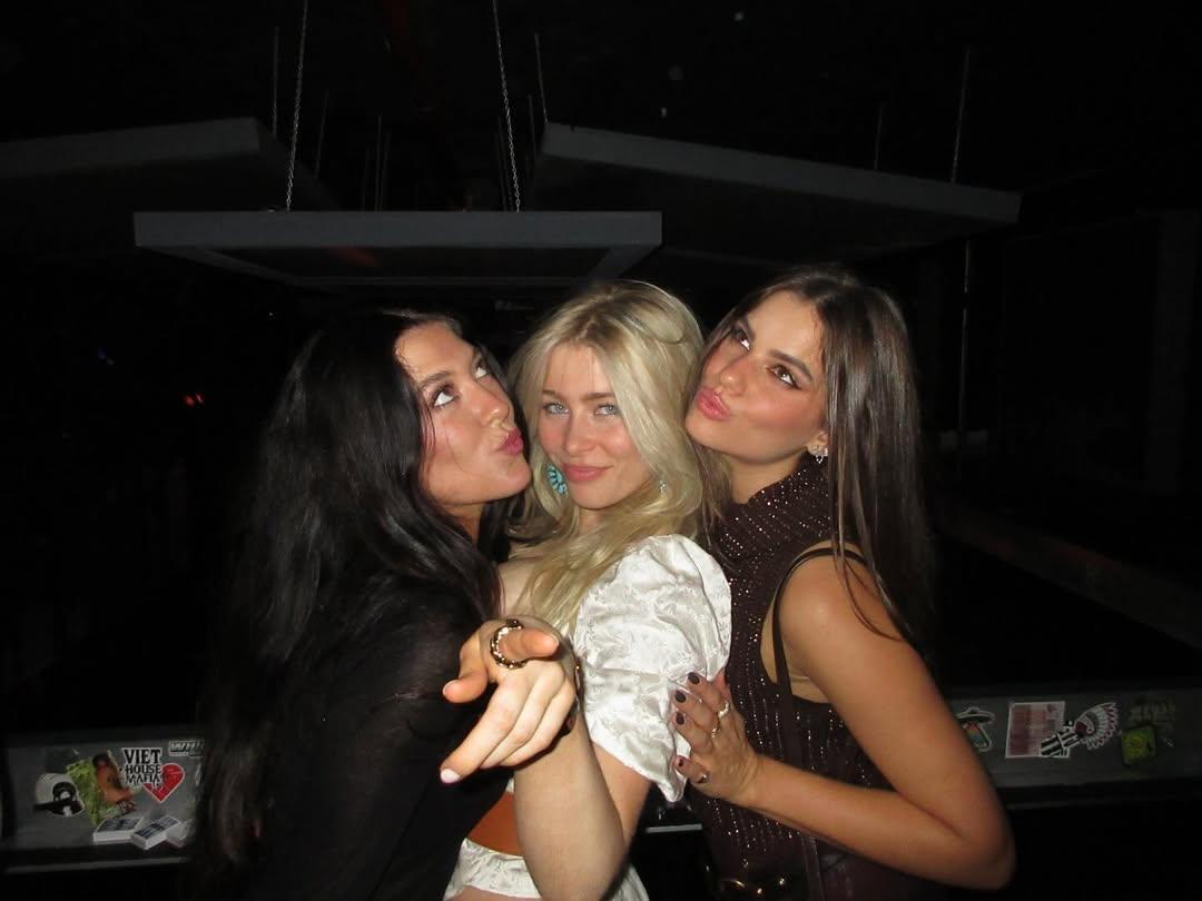 Η Κλεμεντάιν (κέντρο), κόρη της Κλόντια Σίφερ/ Φωτογραφία: Instagram/ @clementinevaughn