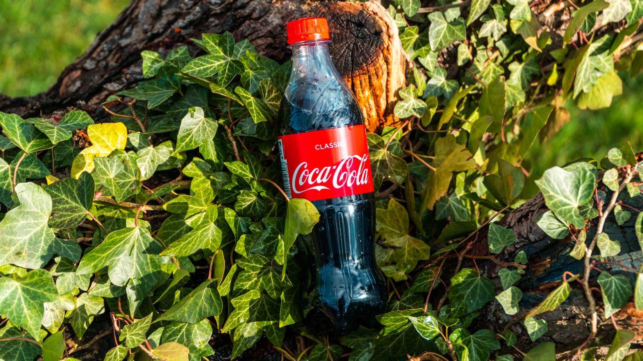 Η Coca Cola μπορεί να αξιοποιηθεί ως βοήθημα για την αντιμετώπιση των ζιζανίων/ Φωτογραφία: Shutterstock 