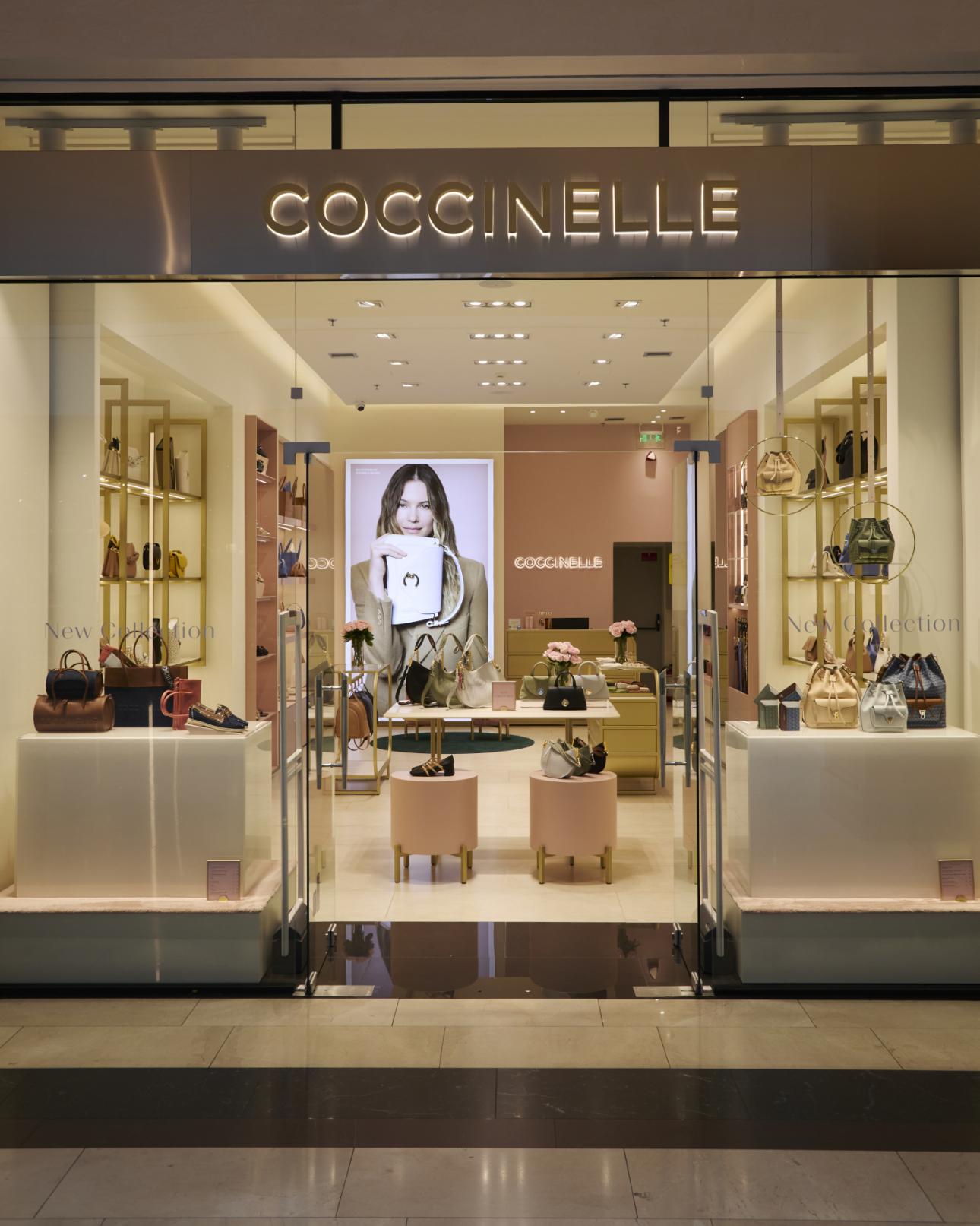 Η boutique της Coccinelle στο Golden Hall αποτελεί σημείο αναφοράς για το ιταλικό στιλ στην καρδιά της Αθήνας.