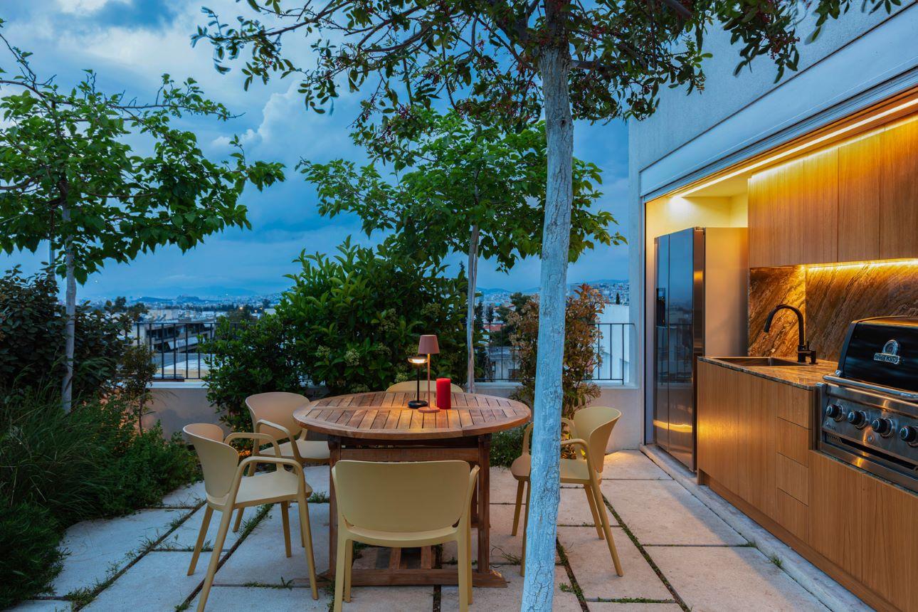 Στην ταράτσα με την πλούσια βλάστηση έχει δημιουργηθεί κατάλληλος χώρος για συναθροίσεις των ενοίκων/ Φωτογραφίες: Γιώργος Κορδάκης  