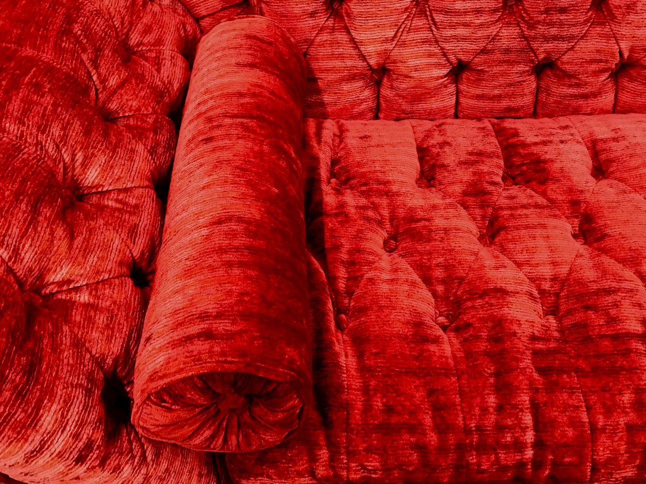 Καναπές με βελούδινο κυλινδρικό μαξιλάρι/ Φωτογραφία: Shutterstock