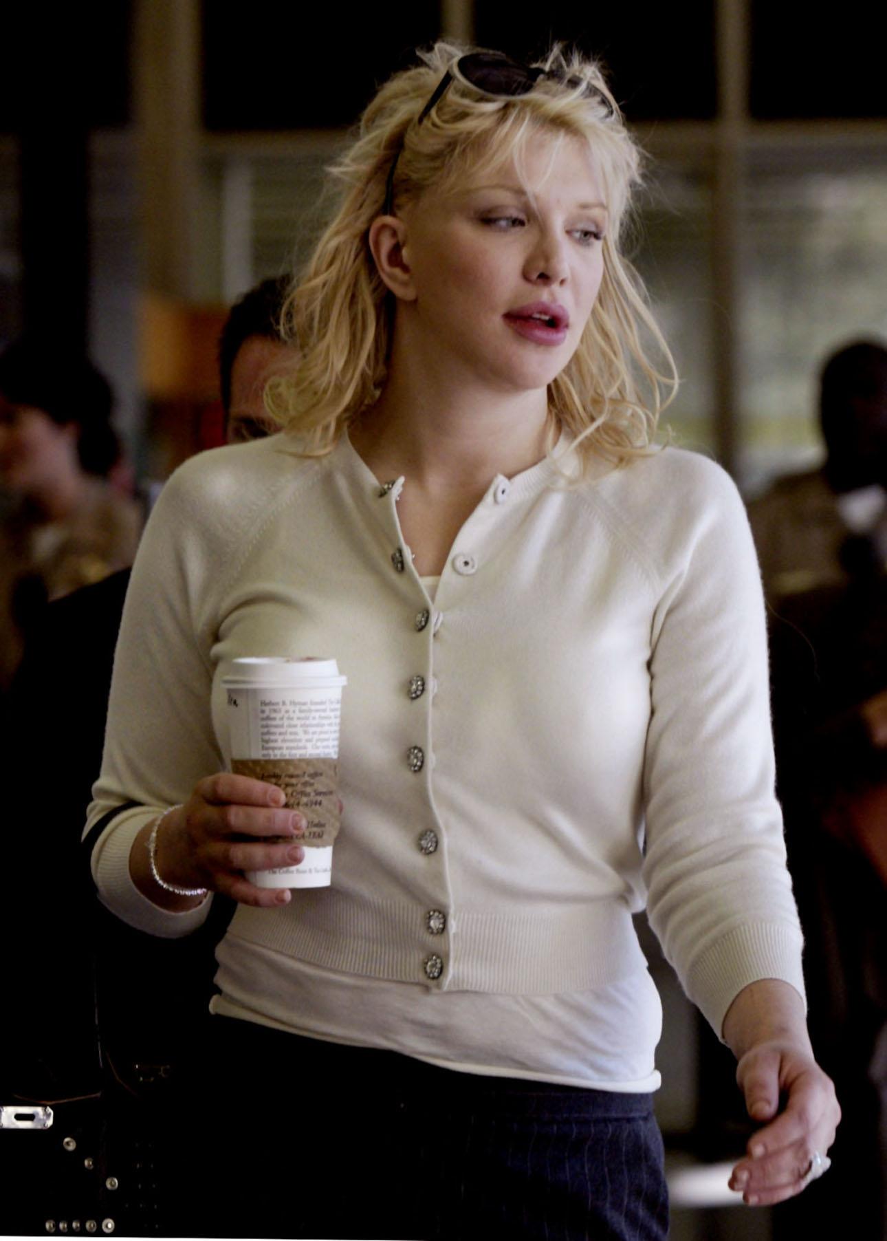 Το grunge στιλ της Courtney Love στα '90s είναι ίσως το πιο κοντινό στο Tired Girl Look/ Φωτογραφία: AP