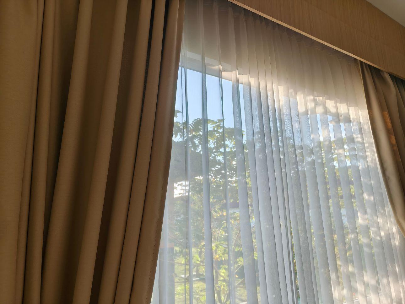 Το layering στις κουρτίνες είναι η λύση που θα απογειώσει το στιλ του χώρου σας/ Φωτογραφία: Shutterstock