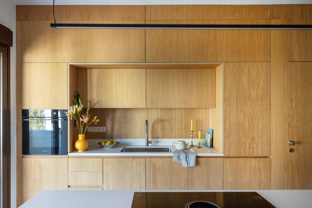 Η κουζίνα ενσωματώνεται στην ξύλινη κατασκευή/ Φωτογραφία: Αλίνα Λέφα 