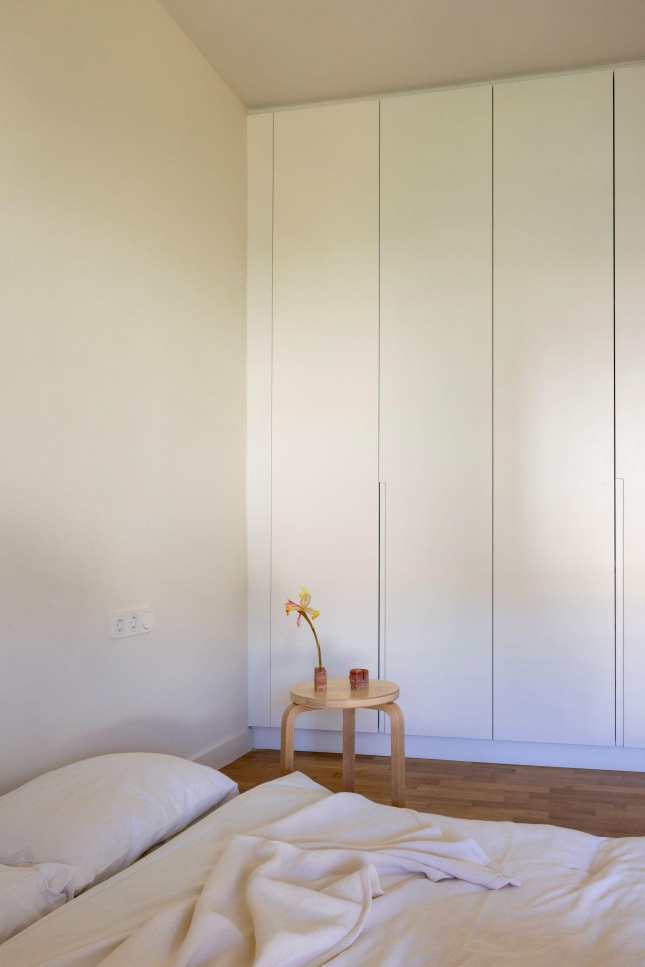 Η κρεβατοκαμάρα κινείται σε λιτές γραμμές/ Φωτογραφία: Αλίνα Λέφα  