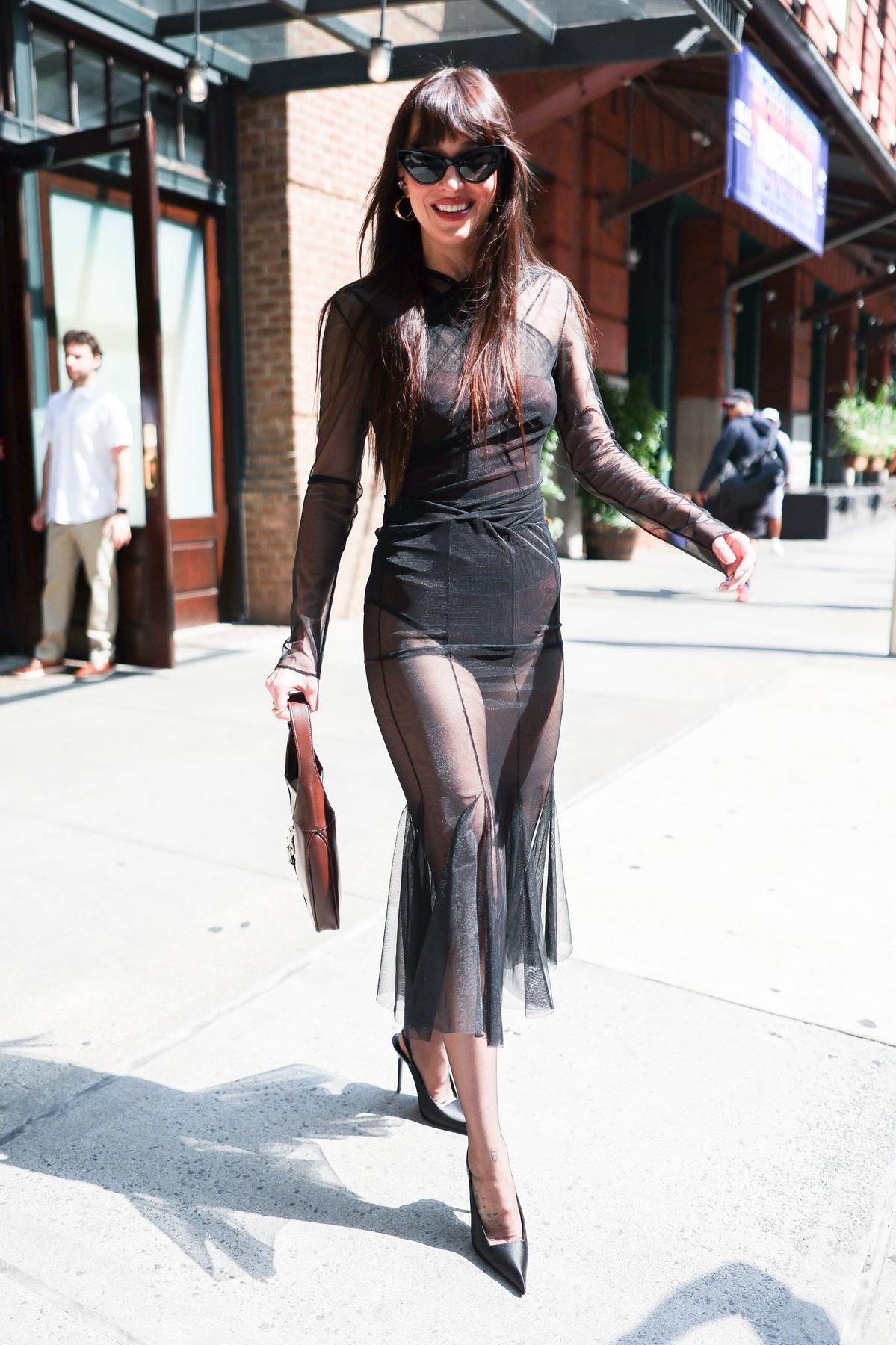  Η Ντακότα Τζόνσον με το μαύρο sheer dress/ Φωτογραφία:  ﻿Backgrid USA / Profimedia 