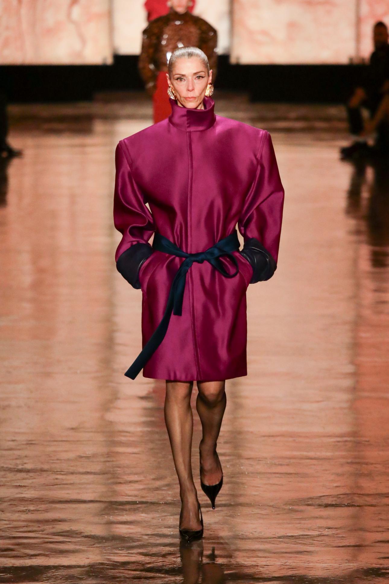 Δαμασκηνί παλτό από τον οίκο Yves Saint Laurent/Φωτογραφία: Getty Images