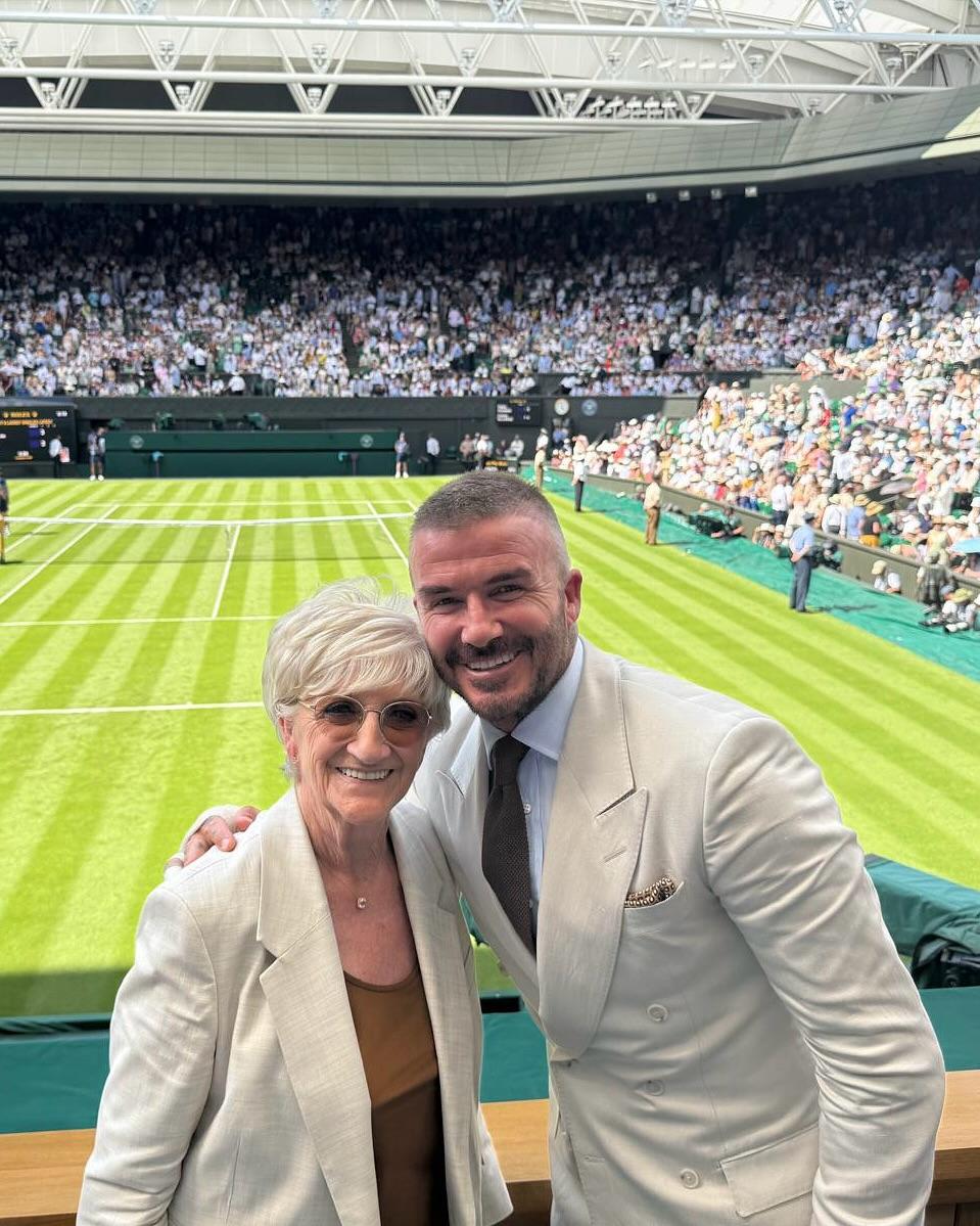 Ο Ντέιβιντ Μπέκαμ με τη μητέρα του/ @davidbeckham