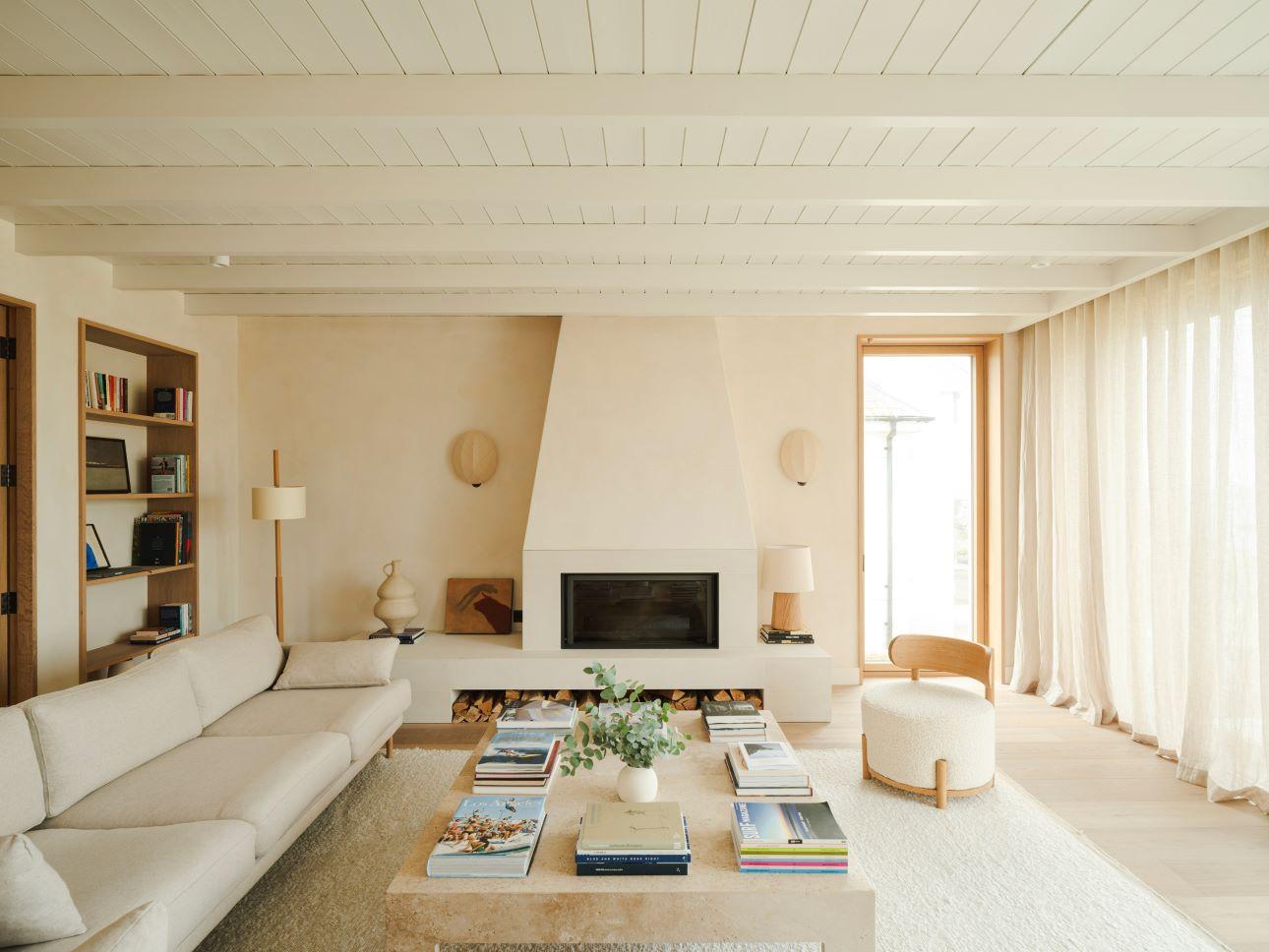 Η διευθύντρια της De Rosee Sa, Claire Sá, ζήτησε από τους διακοσμητές να «κρατούν τα υλικά στην πιο αληθινή τους μορφή», όπως σε αυτή τη φάρμα στην Κορνουάλη που σχεδιάστηκε από το στούντιο/ Φωτογραφία: De Rosee Sa  